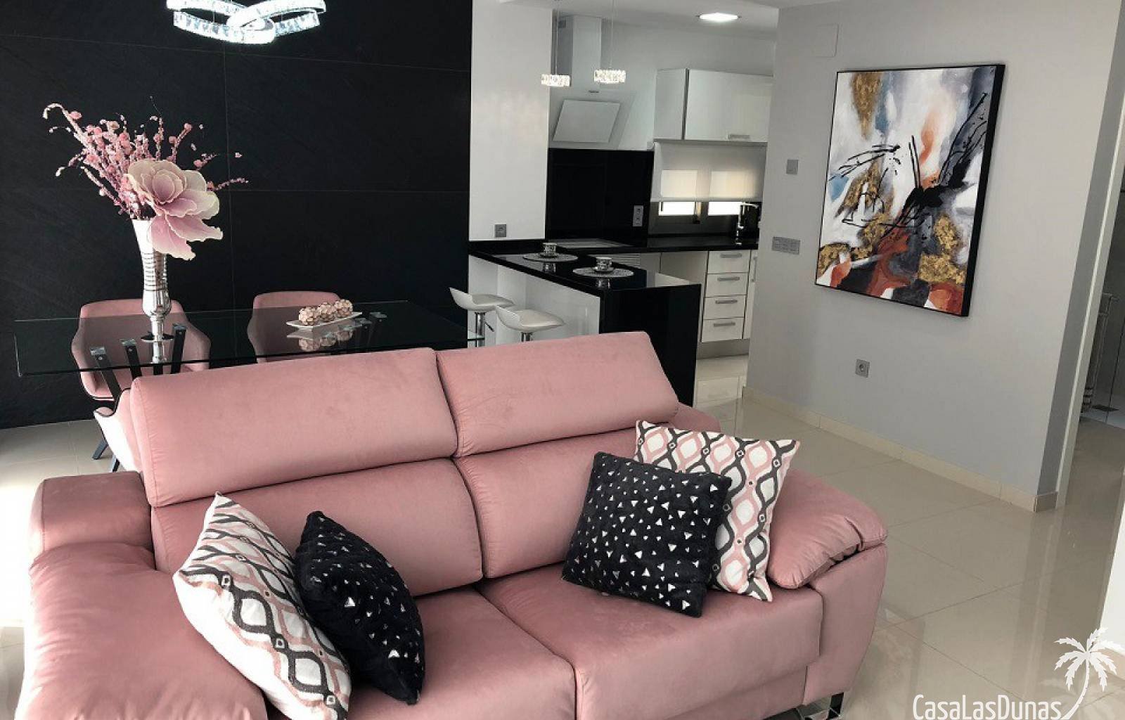 Freistehende Luxusvilla im modernen und minimalistischen Stil in einer Residenz in San Miguel de Salinas mit privaten Parkplätzen. Hochwertige Aussta