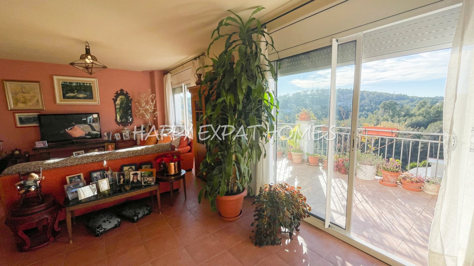 Dieses charmante große Haus in den Hügeln von Sitges hat den ganzen Tag Sonne und eine herrliche Aussicht von einer der Terrassen oder von einer Bank 