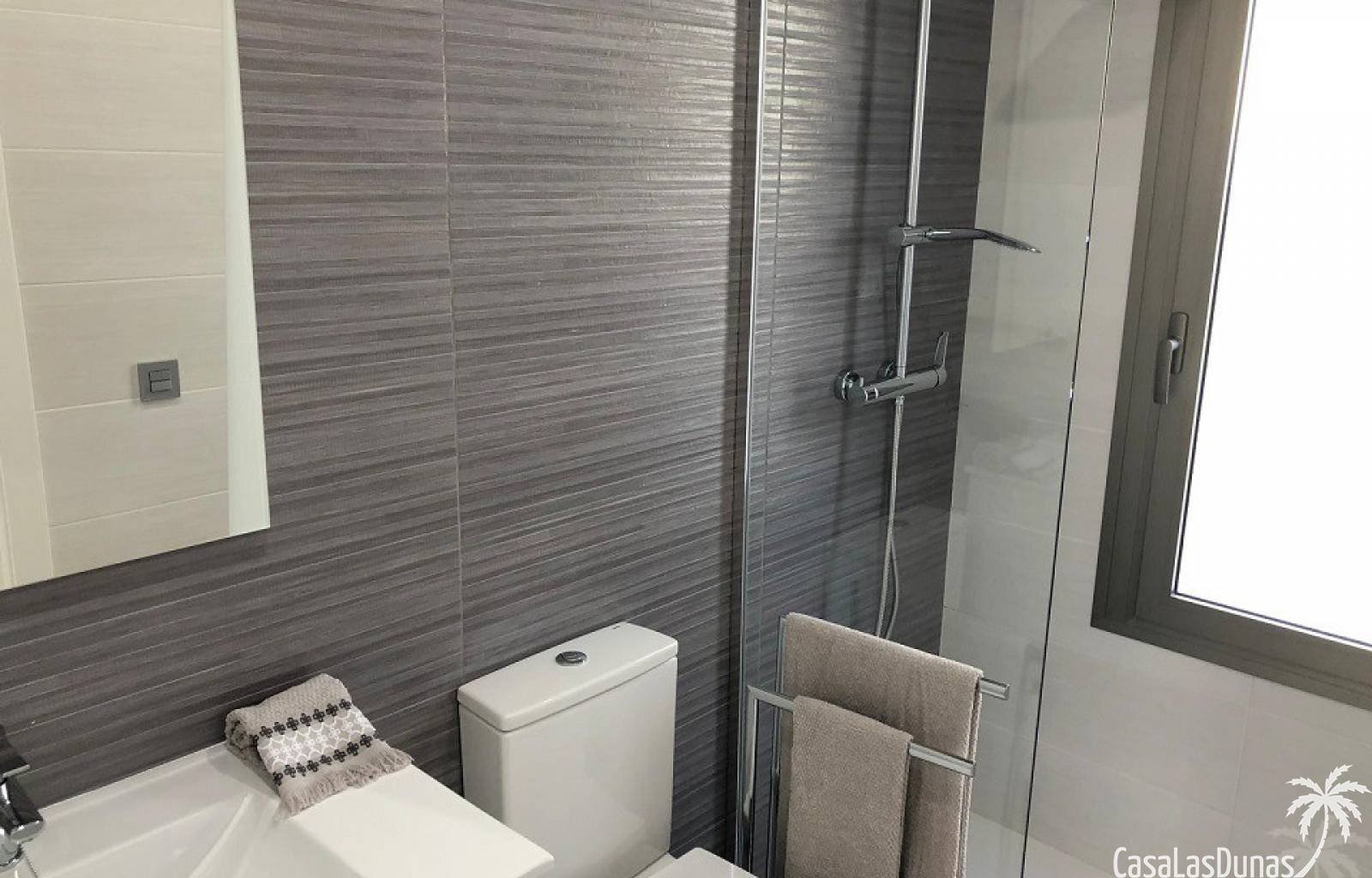 Freistehende Luxusvilla im modernen und minimalistischen Stil in einer Residenz in San Miguel de Salinas mit privaten Parkplätzen. Hochwertige Aussta