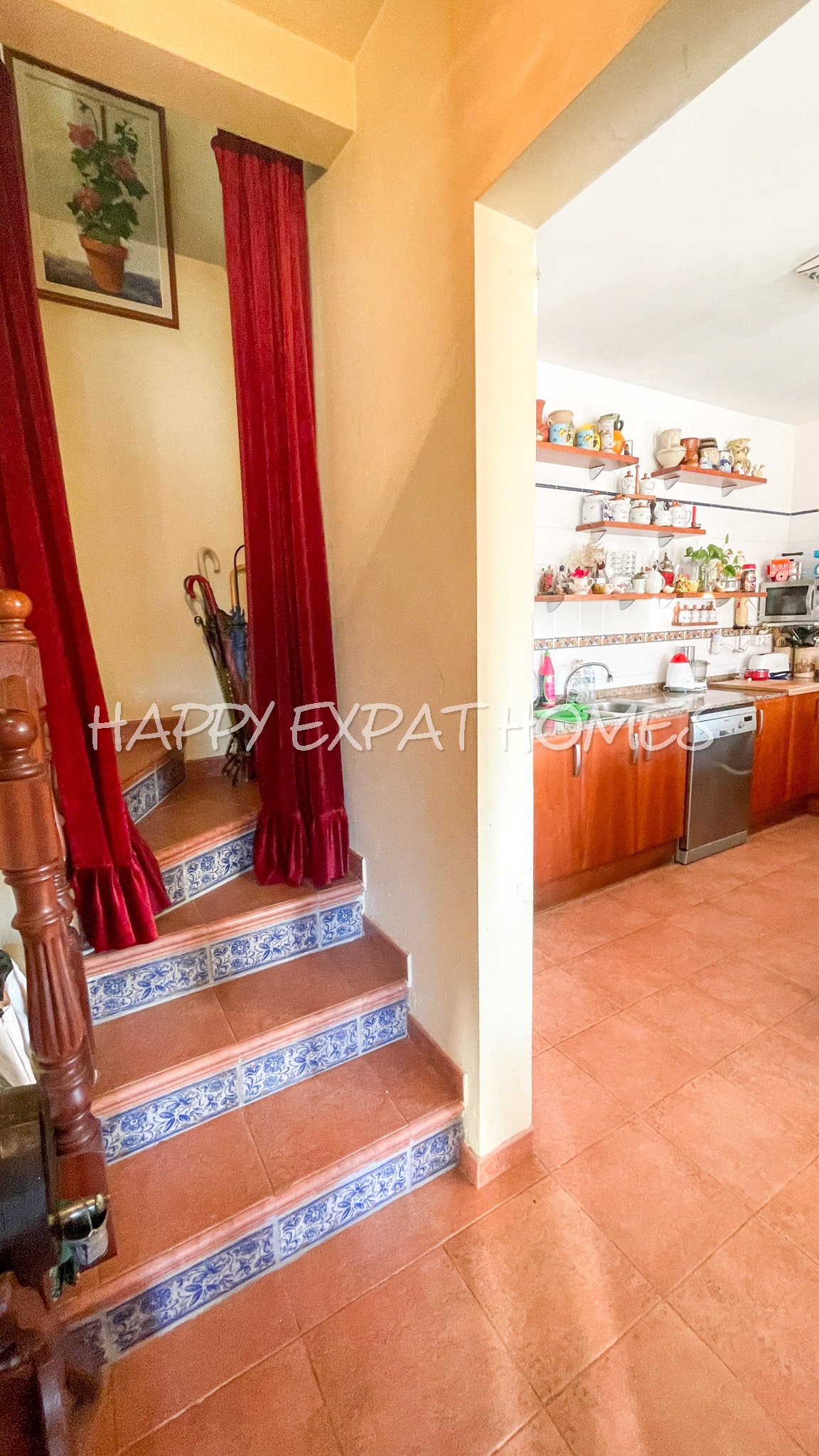 Dieses charmante große Haus in den Hügeln von Sitges hat den ganzen Tag Sonne und eine herrliche Aussicht von einer der Terrassen oder von einer Bank 