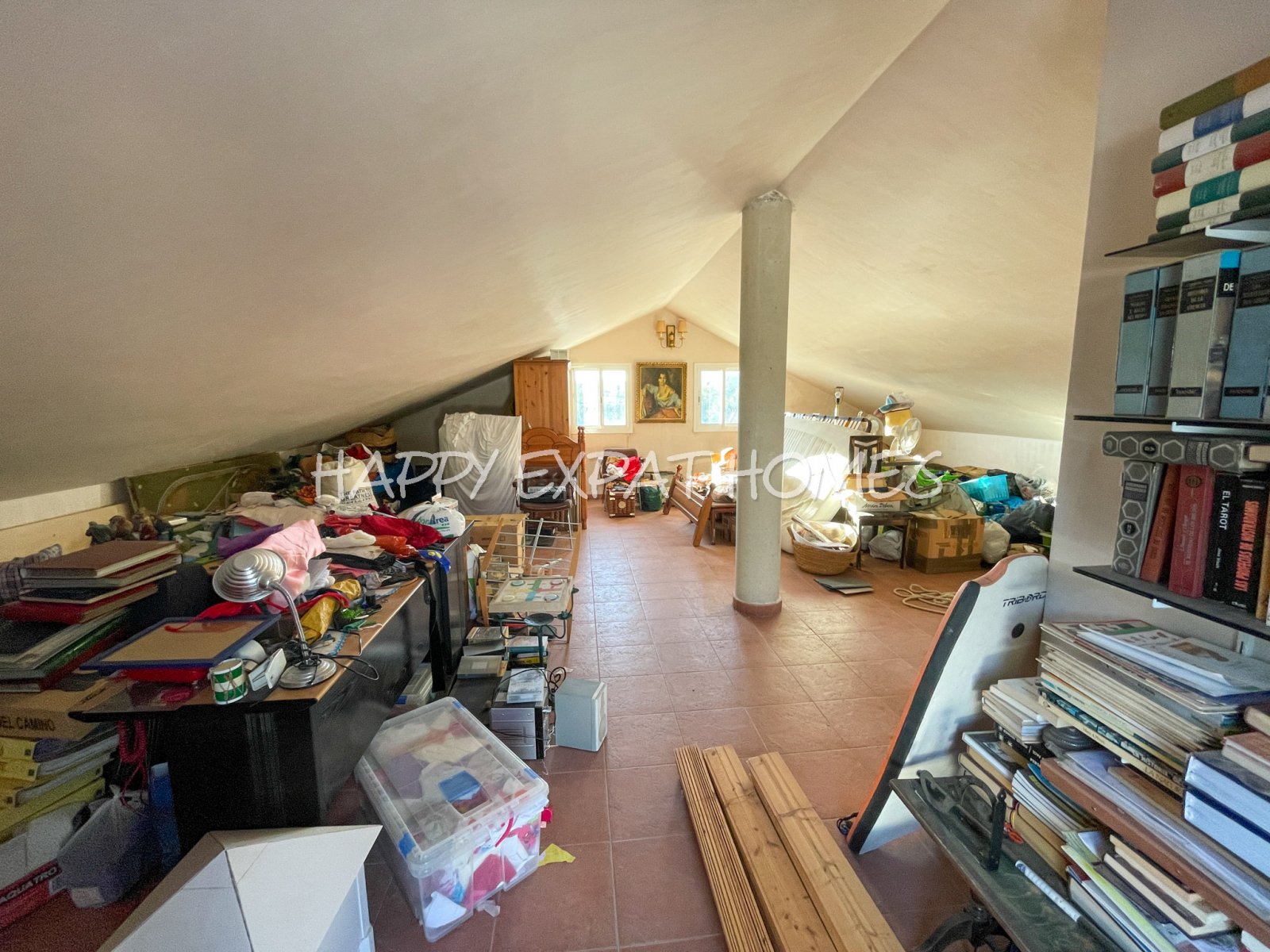 Dieses charmante große Haus in den Hügeln von Sitges hat den ganzen Tag Sonne und eine herrliche Aussicht von einer der Terrassen oder von einer Bank 