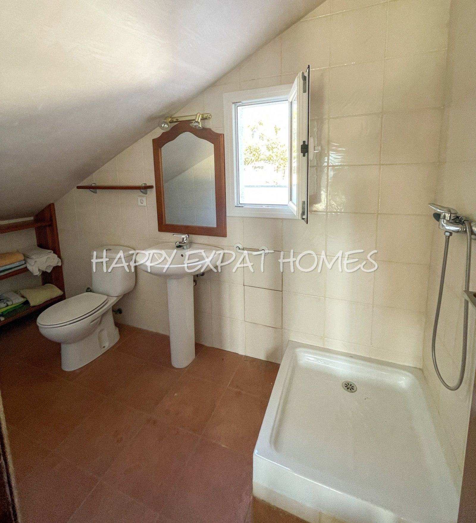 Dieses charmante große Haus in den Hügeln von Sitges hat den ganzen Tag Sonne und eine herrliche Aussicht von einer der Terrassen oder von einer Bank 