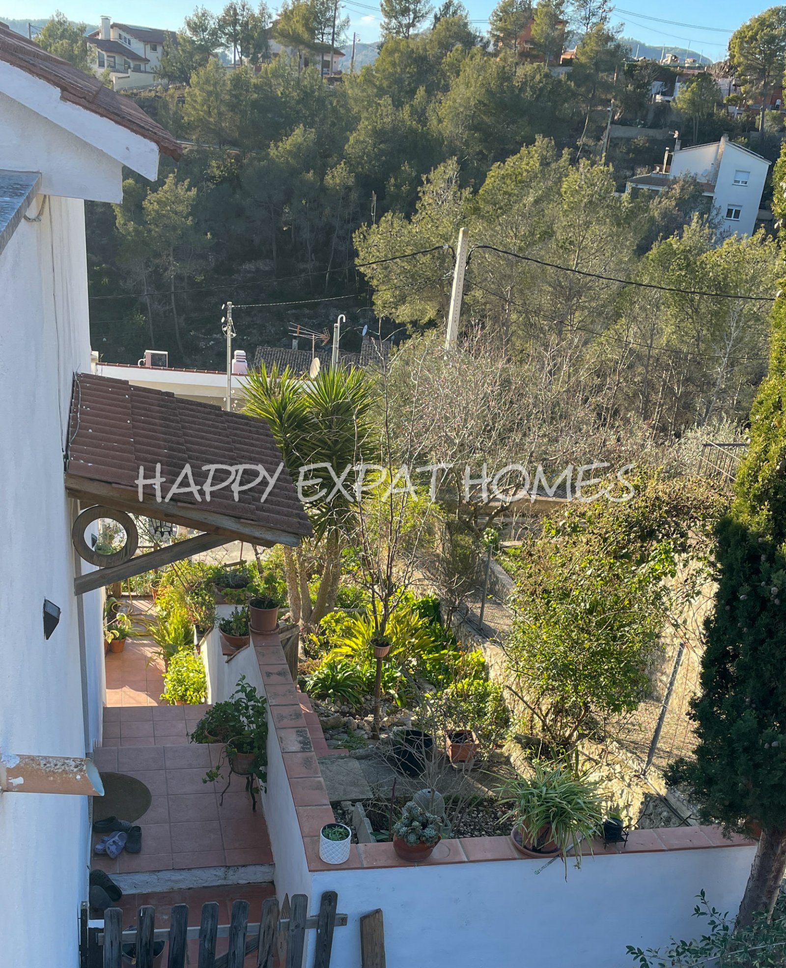 Dieses charmante große Haus in den Hügeln von Sitges hat den ganzen Tag Sonne und eine herrliche Aussicht von einer der Terrassen oder von einer Bank 