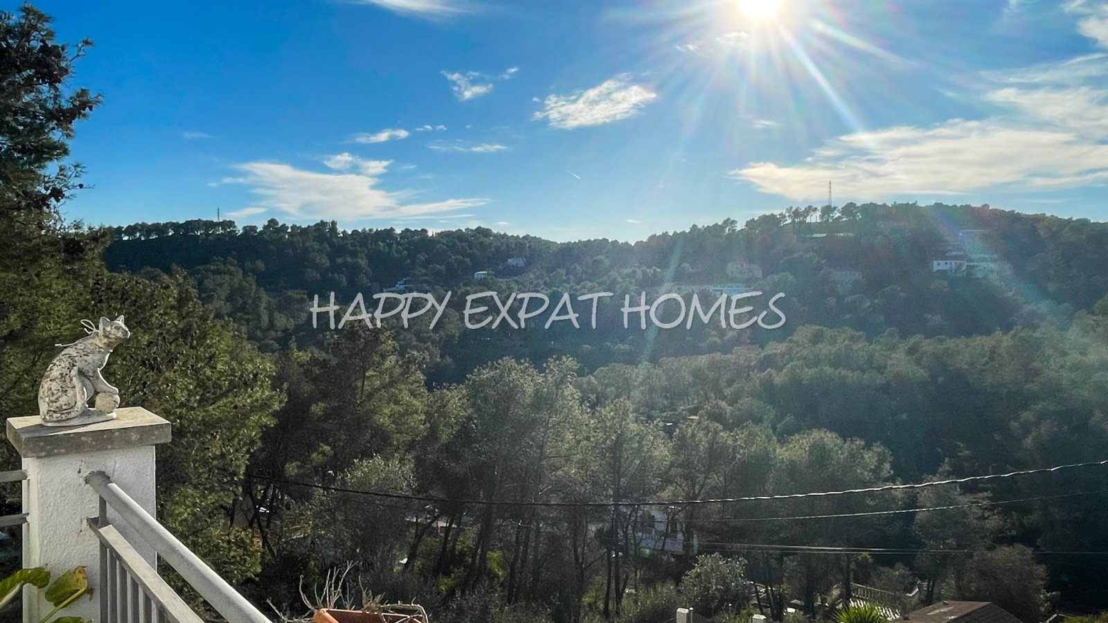 Dieses charmante große Haus in den Hügeln von Sitges hat den ganzen Tag Sonne und eine herrliche Aussicht von einer der Terrassen oder von einer Bank 