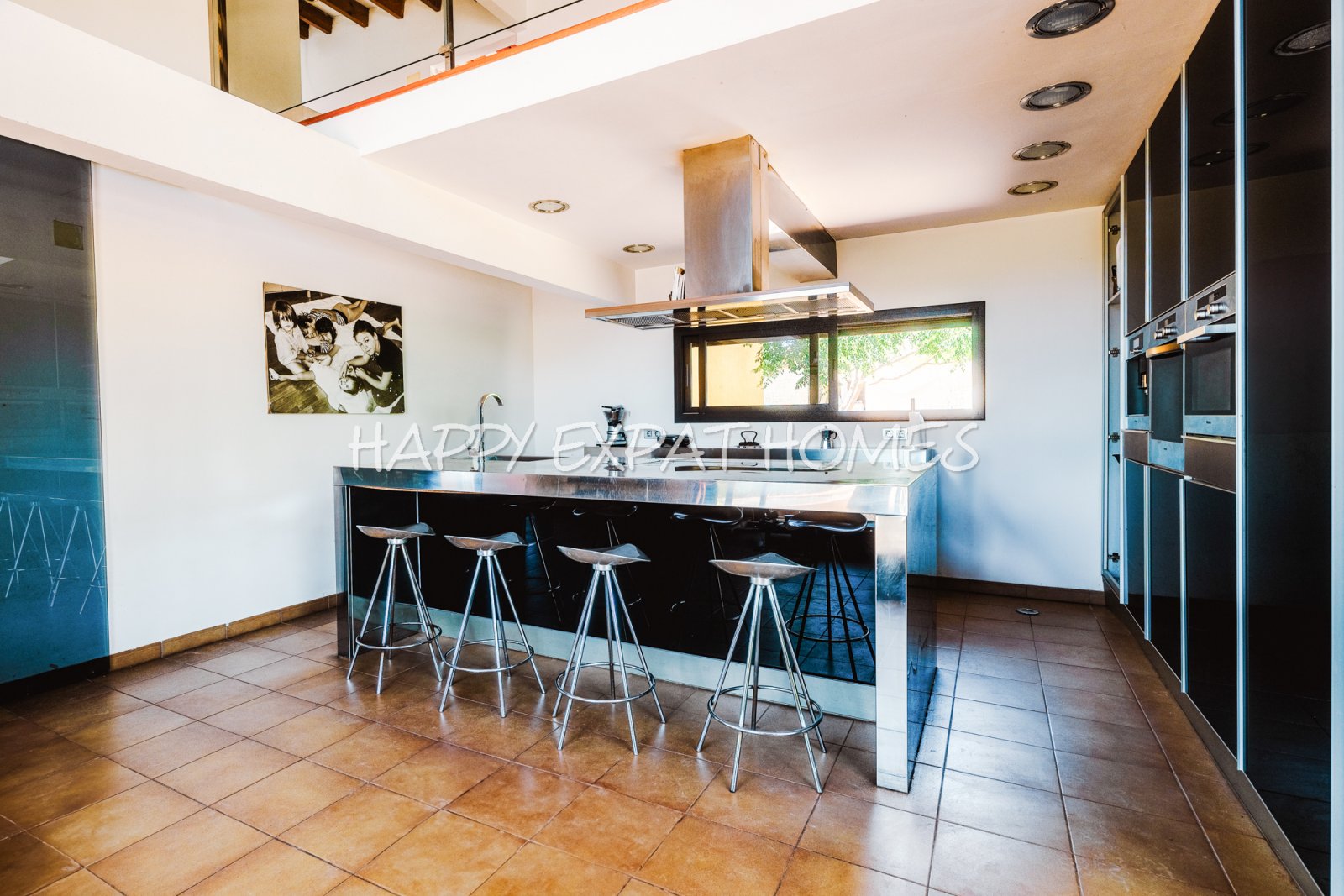 Dieses absolut atemberaubende, modernisierte Landhaus ist in natürliches Licht getaucht und verfügt über hohe Fenster, einen Salzwasserpool, Pferdestä