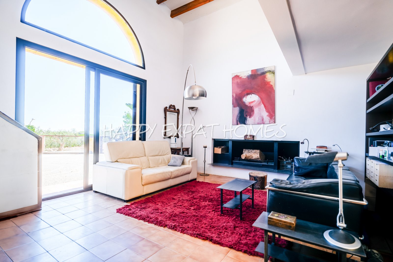 Dieses absolut atemberaubende, modernisierte Landhaus ist in natürliches Licht getaucht und verfügt über hohe Fenster, einen Salzwasserpool, Pferdestä