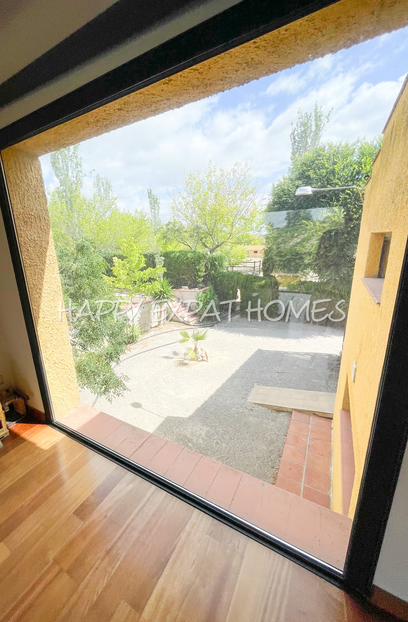 Dieses absolut atemberaubende, modernisierte Landhaus ist in natürliches Licht getaucht und verfügt über hohe Fenster, einen Salzwasserpool, Pferdestä