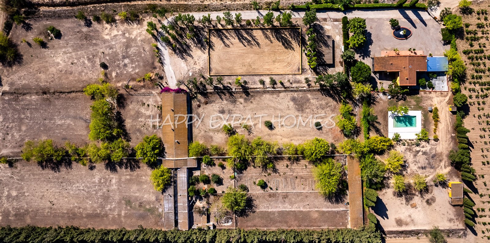 Dieses absolut atemberaubende, modernisierte Landhaus ist in natürliches Licht getaucht und verfügt über hohe Fenster, einen Salzwasserpool, Pferdestä