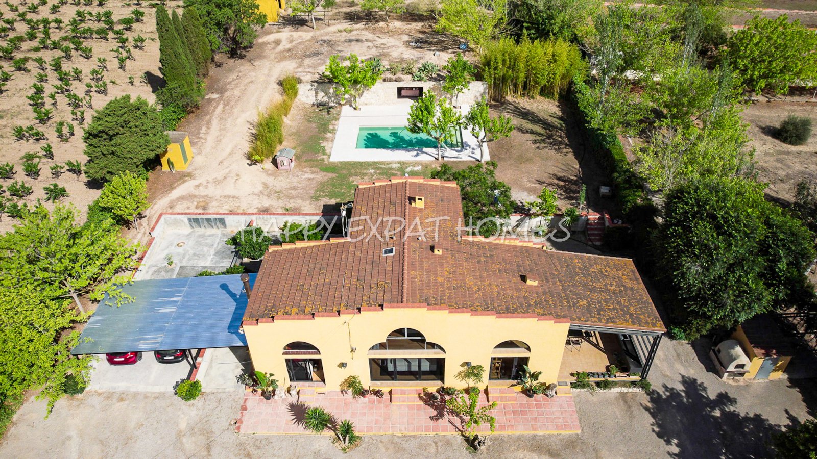 Dieses absolut atemberaubende, modernisierte Landhaus ist in natürliches Licht getaucht und verfügt über hohe Fenster, einen Salzwasserpool, Pferdestä