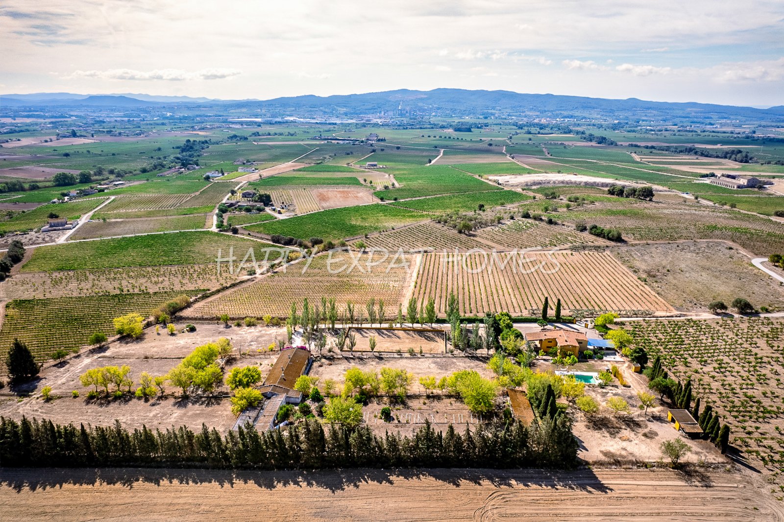 Dieses absolut atemberaubende, modernisierte Landhaus ist in natürliches Licht getaucht und verfügt über hohe Fenster, einen Salzwasserpool, Pferdestä