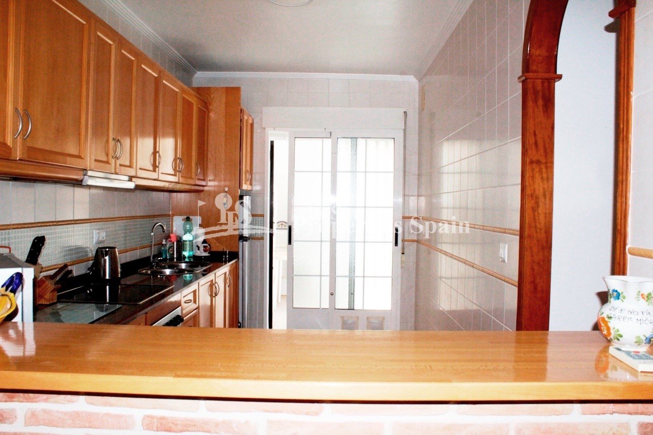 Geräumige Doppelhaushälfte in Los Dolses, Villamartín Golf.
Diese beeindruckende 135 m² große Doppelhaushälfte mit drei Schlafzimmern un