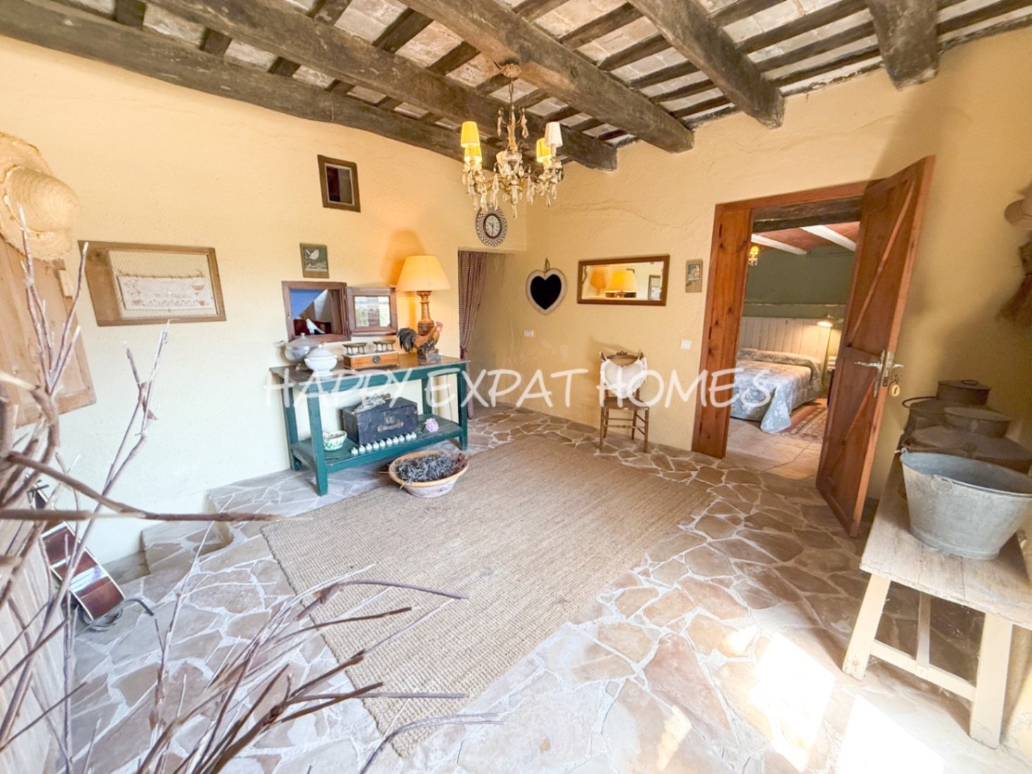 Umgeben von der rauen, offenen Schönheit des Naturparks Garraf bietet diese Masia aus dem 17. Jahrhundert die seltene Gelegenheit, ein vollständig res