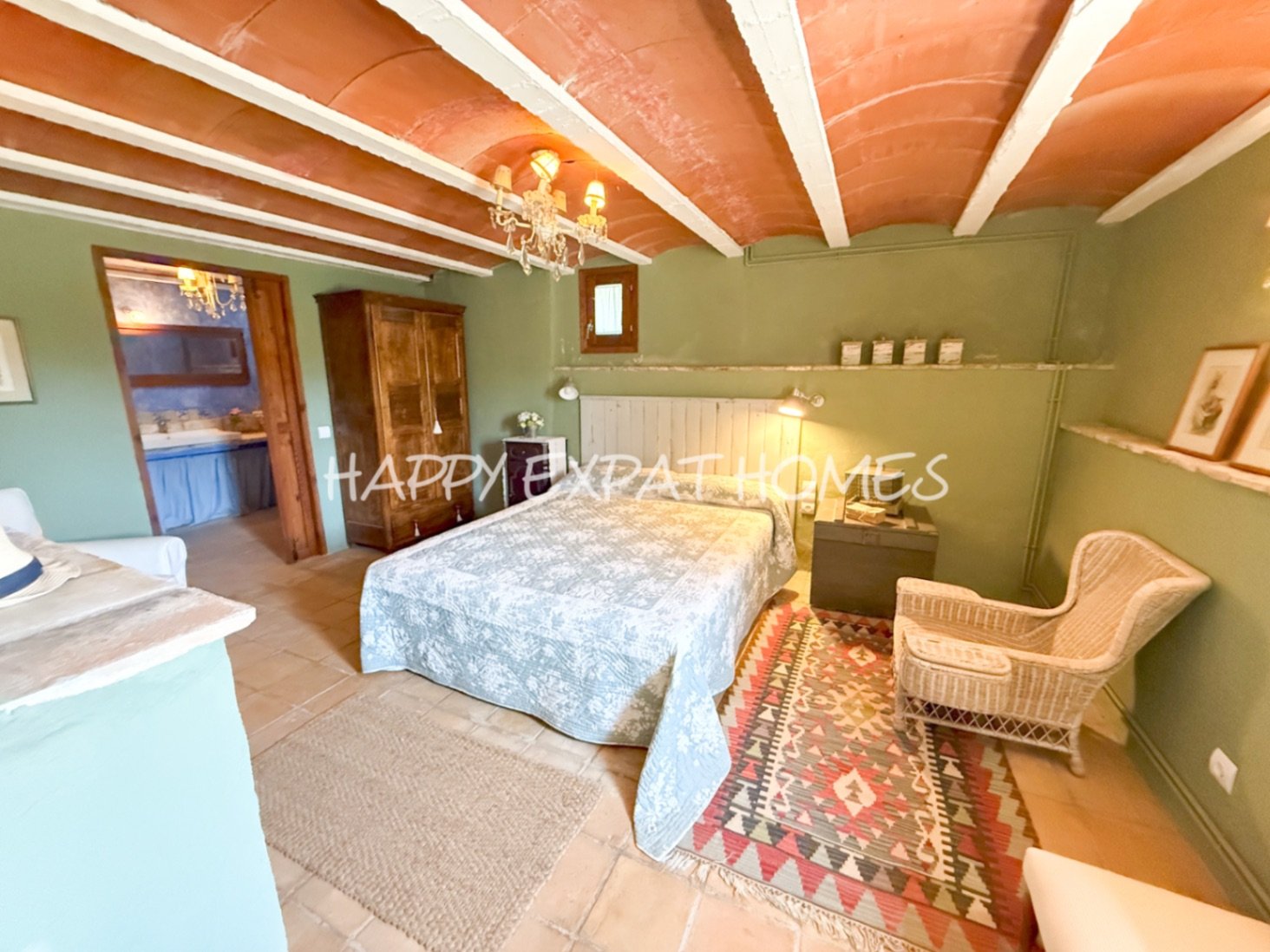 Umgeben von der rauen, offenen Schönheit des Naturparks Garraf bietet diese Masia aus dem 17. Jahrhundert die seltene Gelegenheit, ein vollständig res