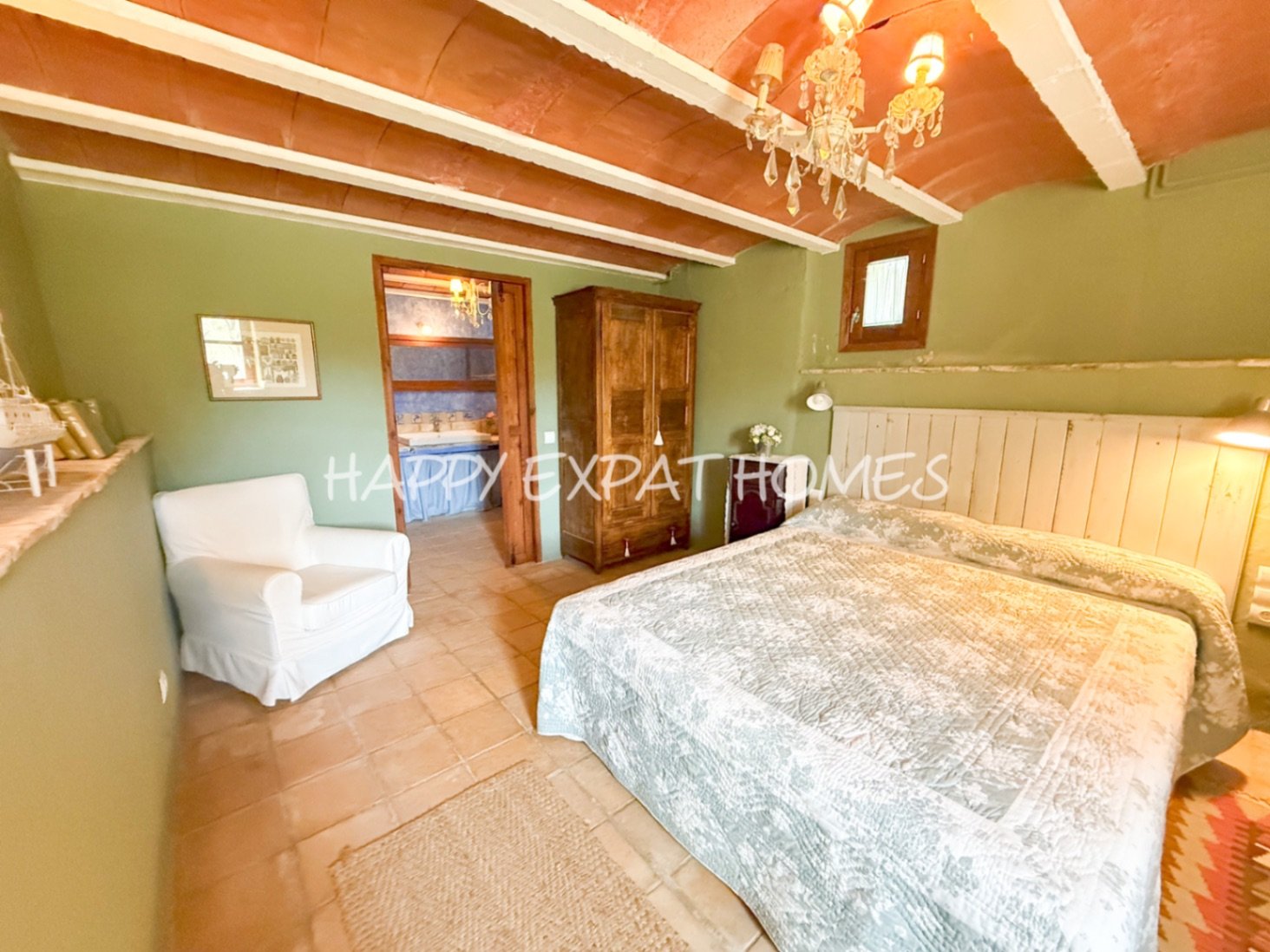 Umgeben von der rauen, offenen Schönheit des Naturparks Garraf bietet diese Masia aus dem 17. Jahrhundert die seltene Gelegenheit, ein vollständig res