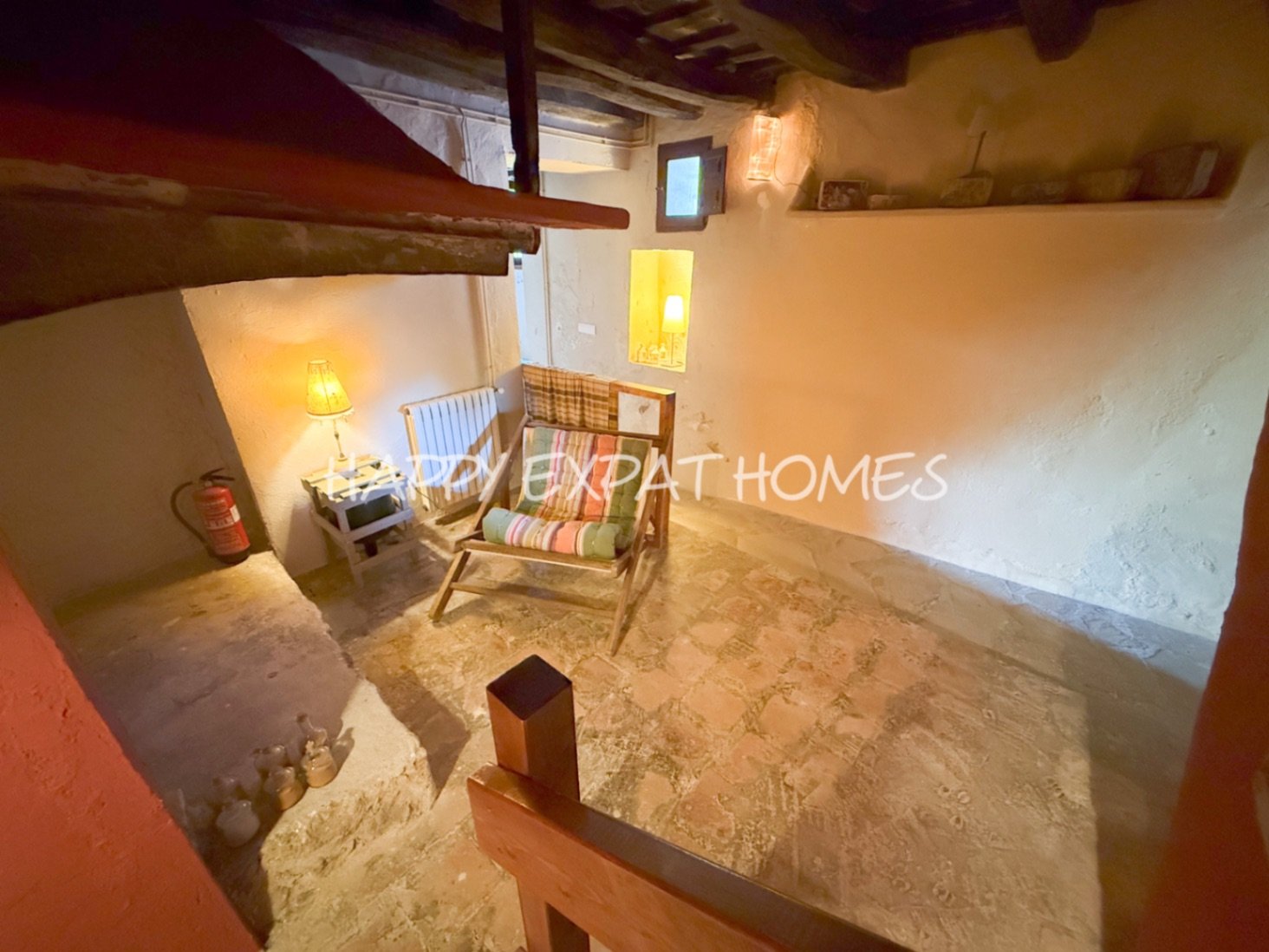 Umgeben von der rauen, offenen Schönheit des Naturparks Garraf bietet diese Masia aus dem 17. Jahrhundert die seltene Gelegenheit, ein vollständig res