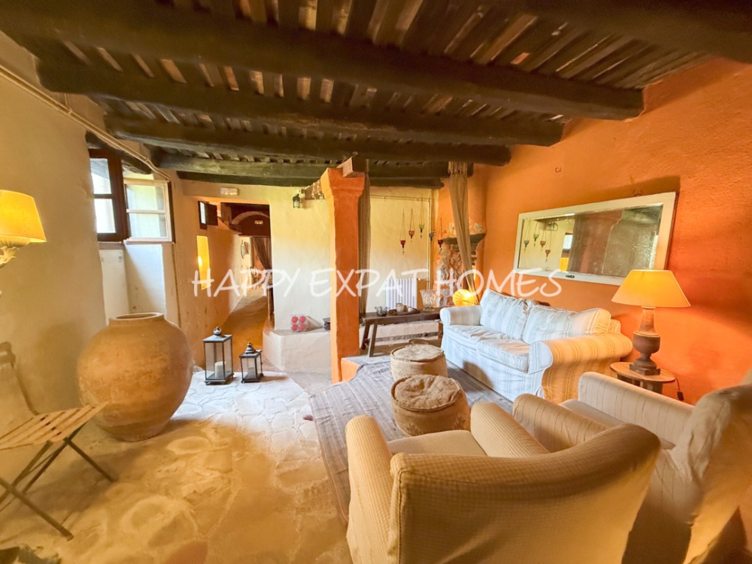 Umgeben von der rauen, offenen Schönheit des Naturparks Garraf bietet diese Masia aus dem 17. Jahrhundert die seltene Gelegenheit, ein vollständig res