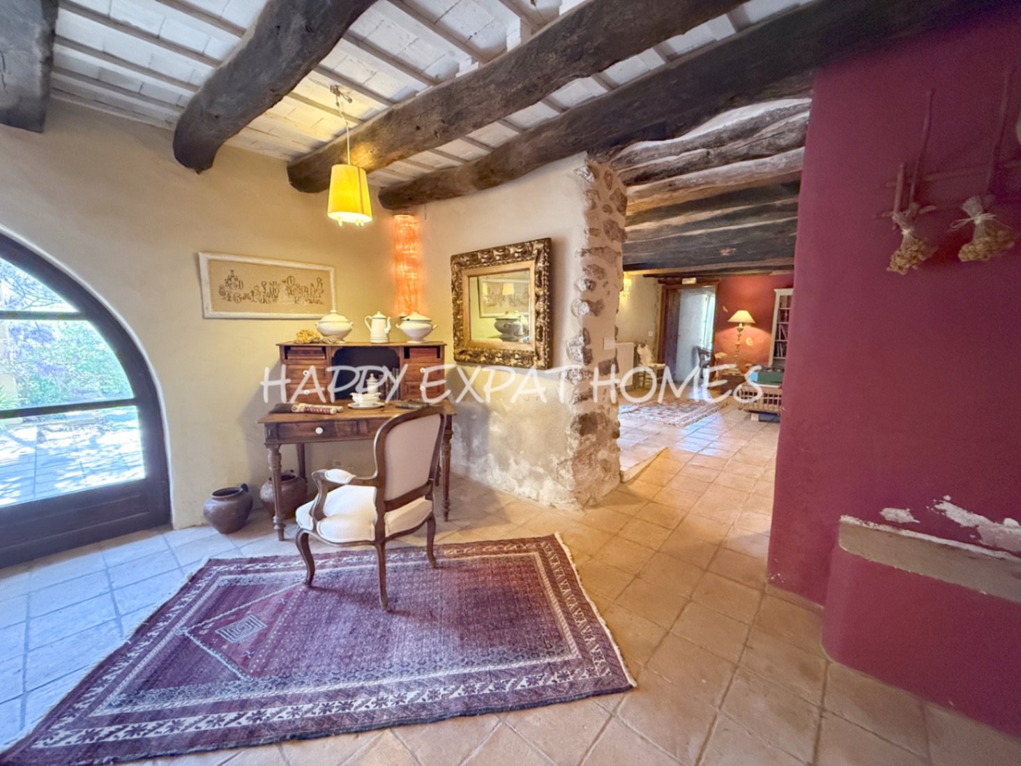 Umgeben von der rauen, offenen Schönheit des Naturparks Garraf bietet diese Masia aus dem 17. Jahrhundert die seltene Gelegenheit, ein vollständig res