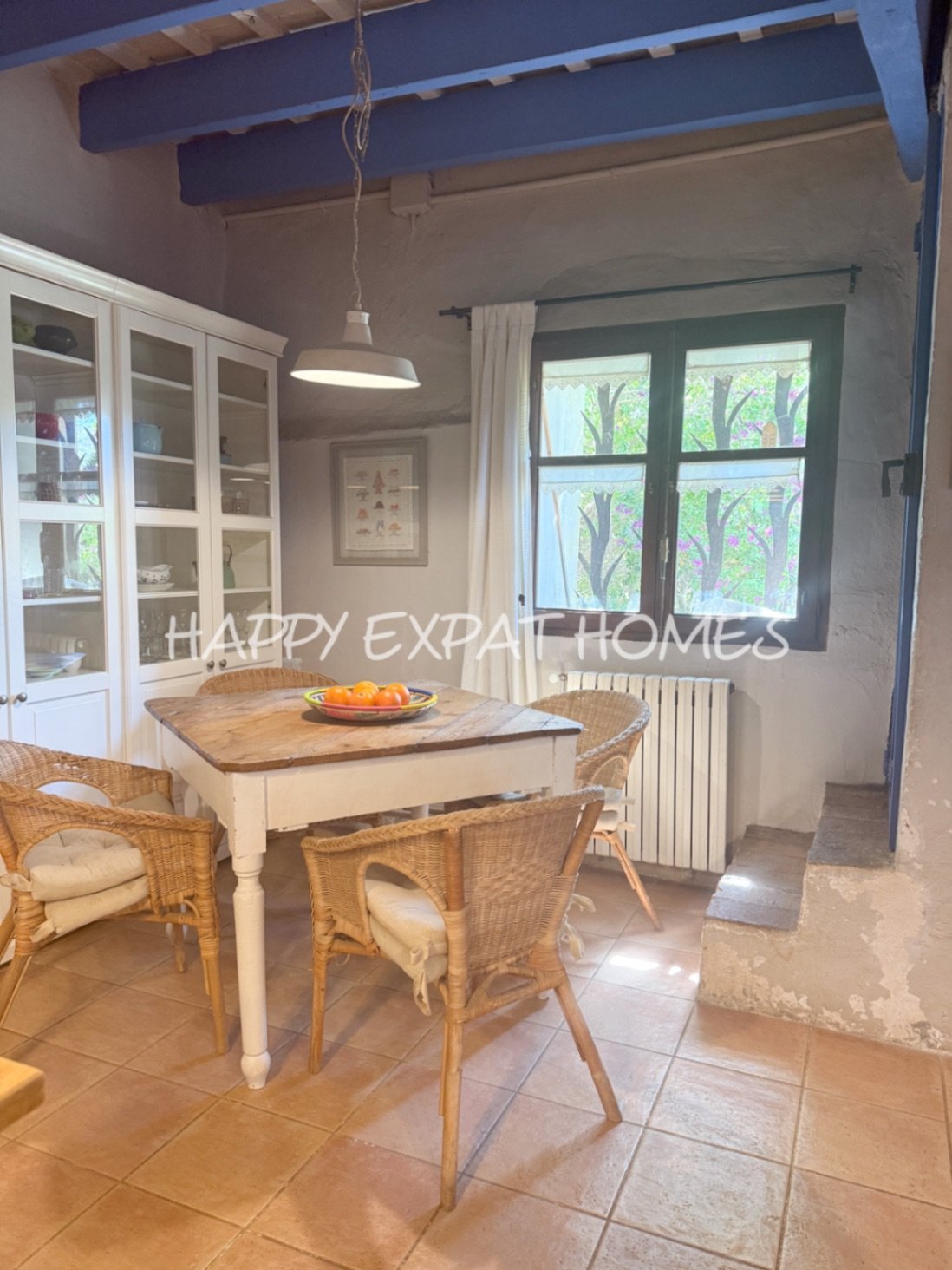 Umgeben von der rauen, offenen Schönheit des Naturparks Garraf bietet diese Masia aus dem 17. Jahrhundert die seltene Gelegenheit, ein vollständig res