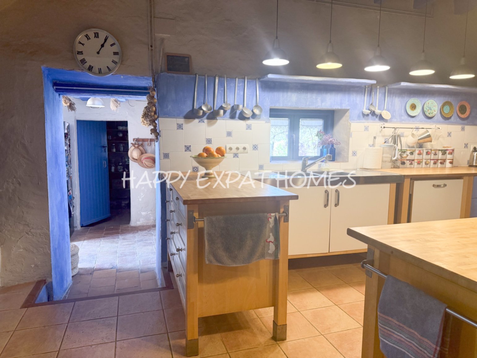 Umgeben von der rauen, offenen Schönheit des Naturparks Garraf bietet diese Masia aus dem 17. Jahrhundert die seltene Gelegenheit, ein vollständig res