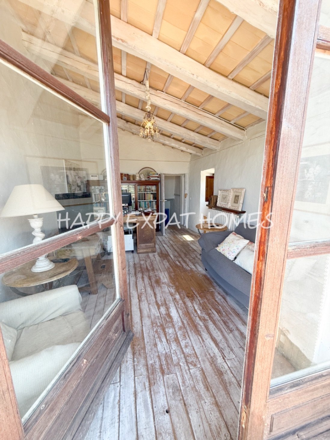 Umgeben von der rauen, offenen Schönheit des Naturparks Garraf bietet diese Masia aus dem 17. Jahrhundert die seltene Gelegenheit, ein vollständig res