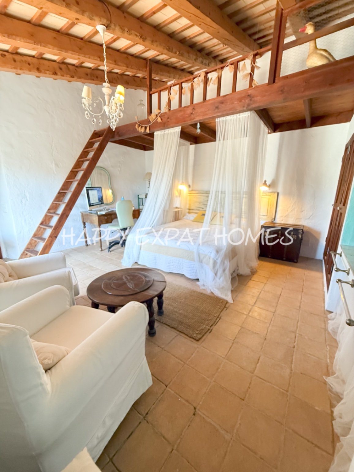 Umgeben von der rauen, offenen Schönheit des Naturparks Garraf bietet diese Masia aus dem 17. Jahrhundert die seltene Gelegenheit, ein vollständig res