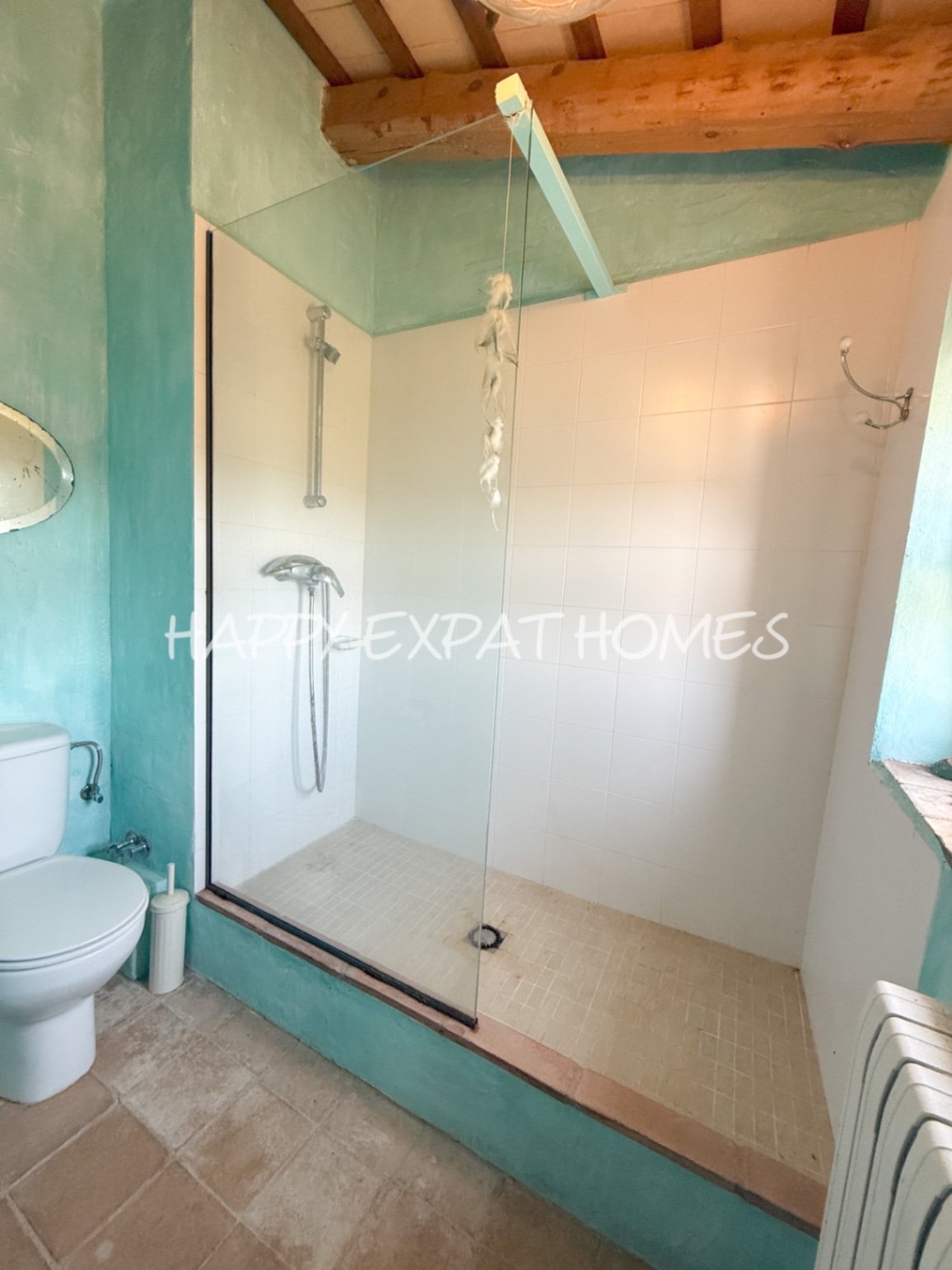 Umgeben von der rauen, offenen Schönheit des Naturparks Garraf bietet diese Masia aus dem 17. Jahrhundert die seltene Gelegenheit, ein vollständig res