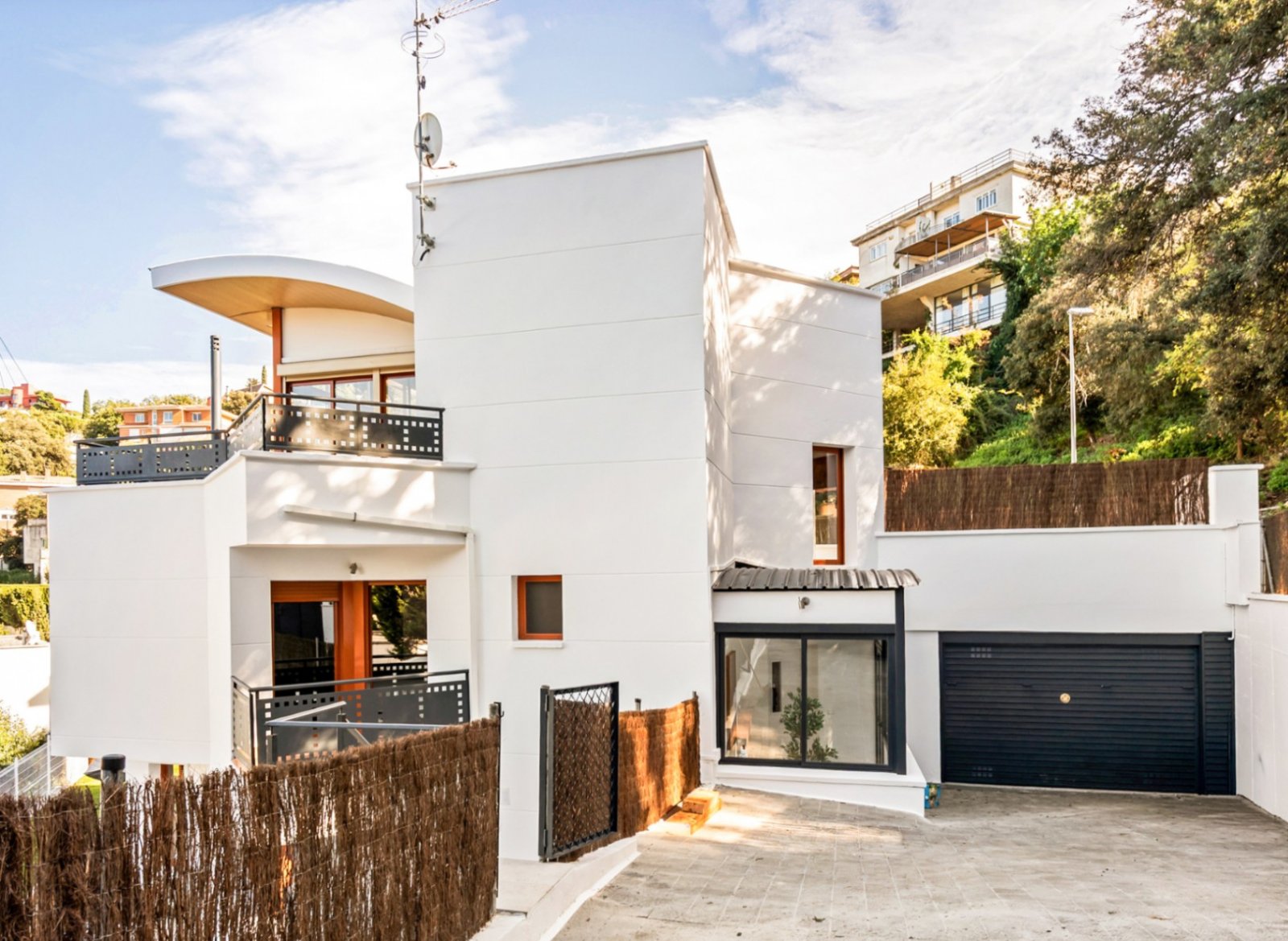 Villa Heidi ist eine charmante und moderne Residenz, die sich in Vallvidrera, einem der grünsten und ruhigsten Viertel Barcelonas, befindet. Vallvidre