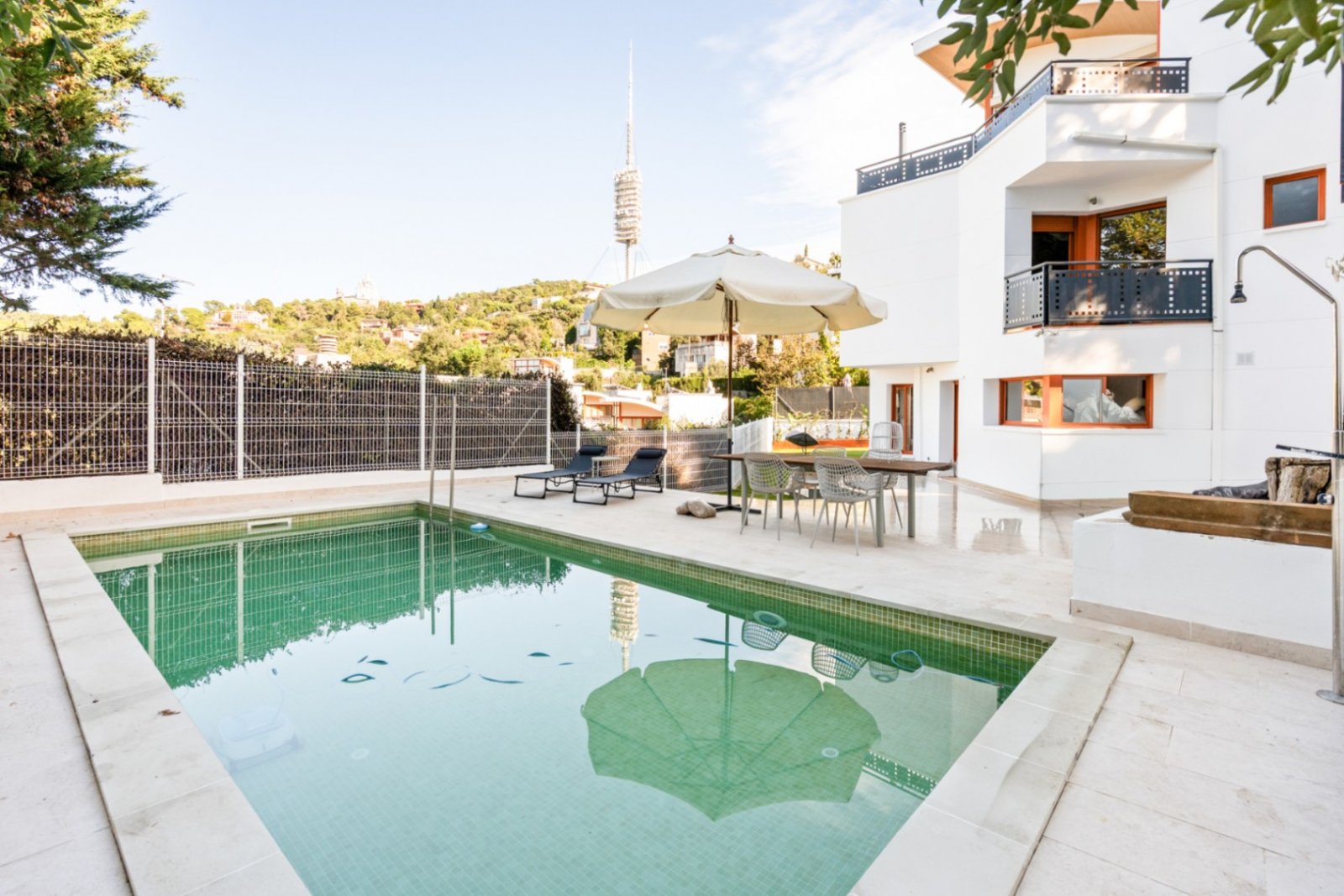 Villa Heidi ist eine charmante und moderne Residenz, die sich in Vallvidrera, einem der grünsten und ruhigsten Viertel Barcelonas, befindet. Vallvidre