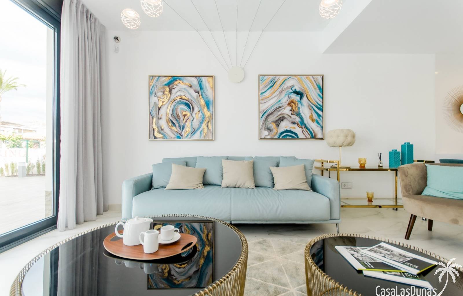 Wirklich eine hervorragende Villa auf einem Grundstück von 440 m2 und mit 153 m2 Nutzfläche! Diese Villa mit 4 Schlafzimmern, 3 Bädern und einer Stan