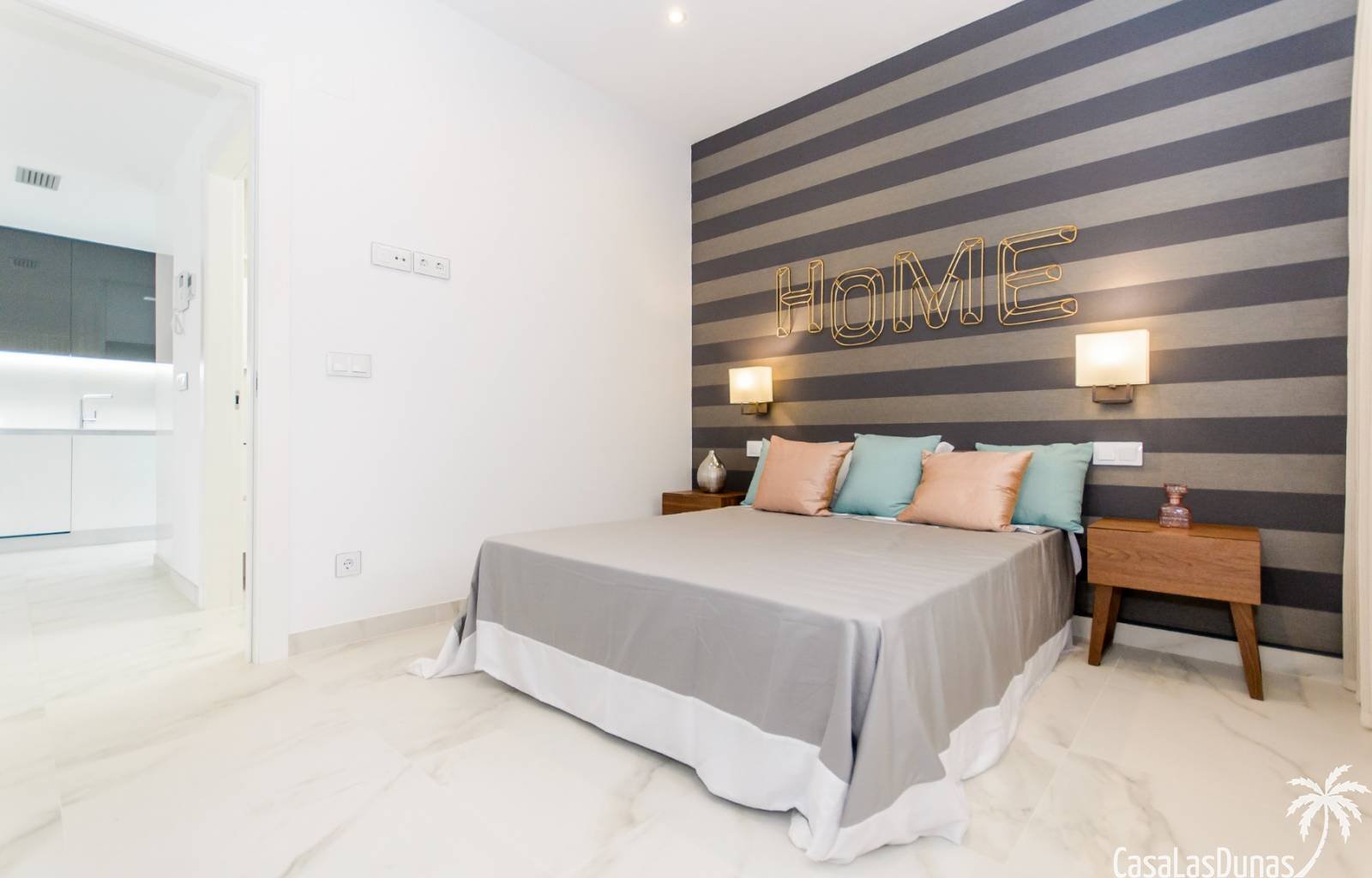 Wirklich eine hervorragende Villa auf einem Grundstück von 440 m2 und mit 153 m2 Nutzfläche! Diese Villa mit 4 Schlafzimmern, 3 Bädern und einer Stan