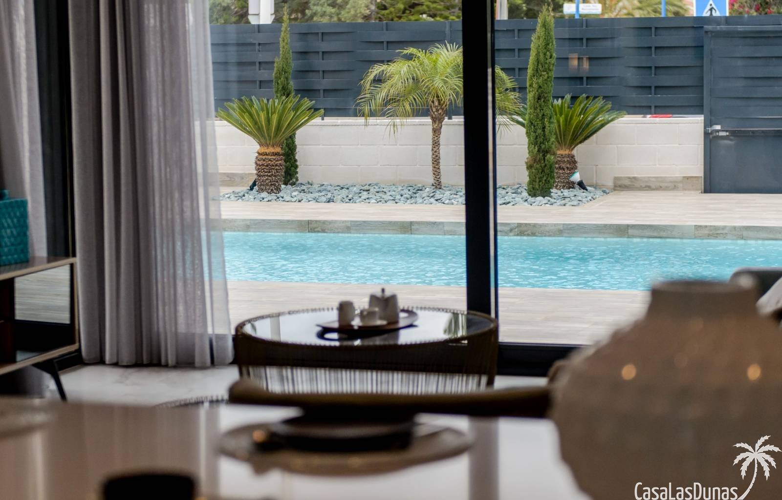 Wirklich eine hervorragende Villa auf einem Grundstück von 440 m2 und mit 153 m2 Nutzfläche! Diese Villa mit 4 Schlafzimmern, 3 Bädern und einer Stan