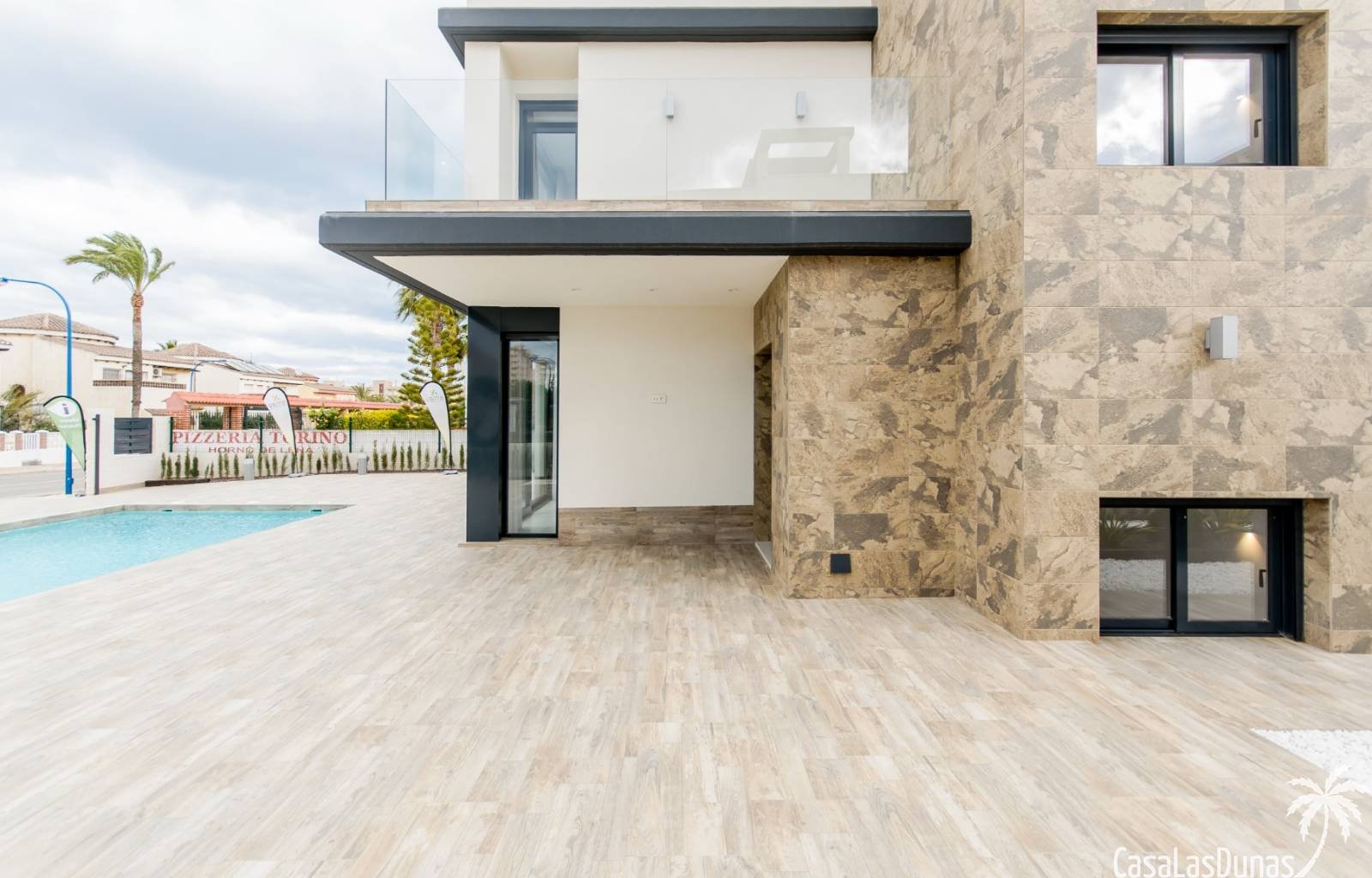 Wirklich eine hervorragende Villa auf einem Grundstück von 440 m2 und mit 153 m2 Nutzfläche! Diese Villa mit 4 Schlafzimmern, 3 Bädern und einer Stan