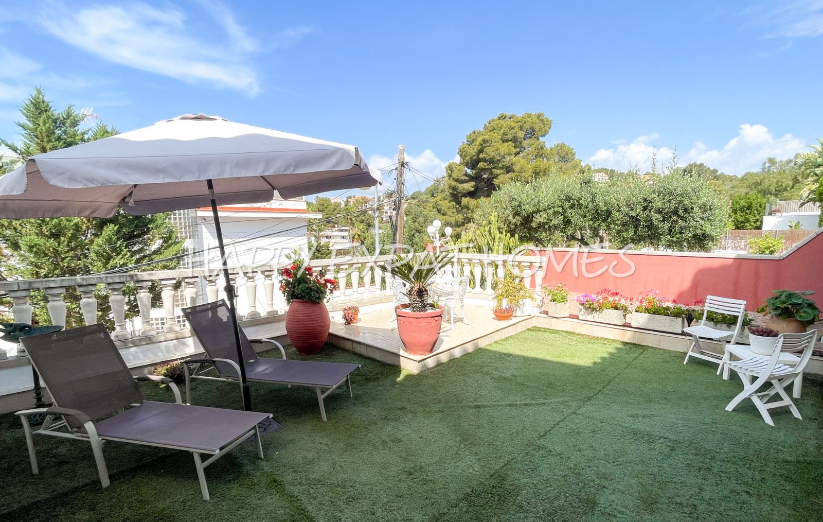 Verfügbar zur Langzeitmiete ab November 2025, befindet sich dieses wunderbare Doppelhaus in Vallpineda nur 5 Autominuten vom Zentrum Sitges und seinen