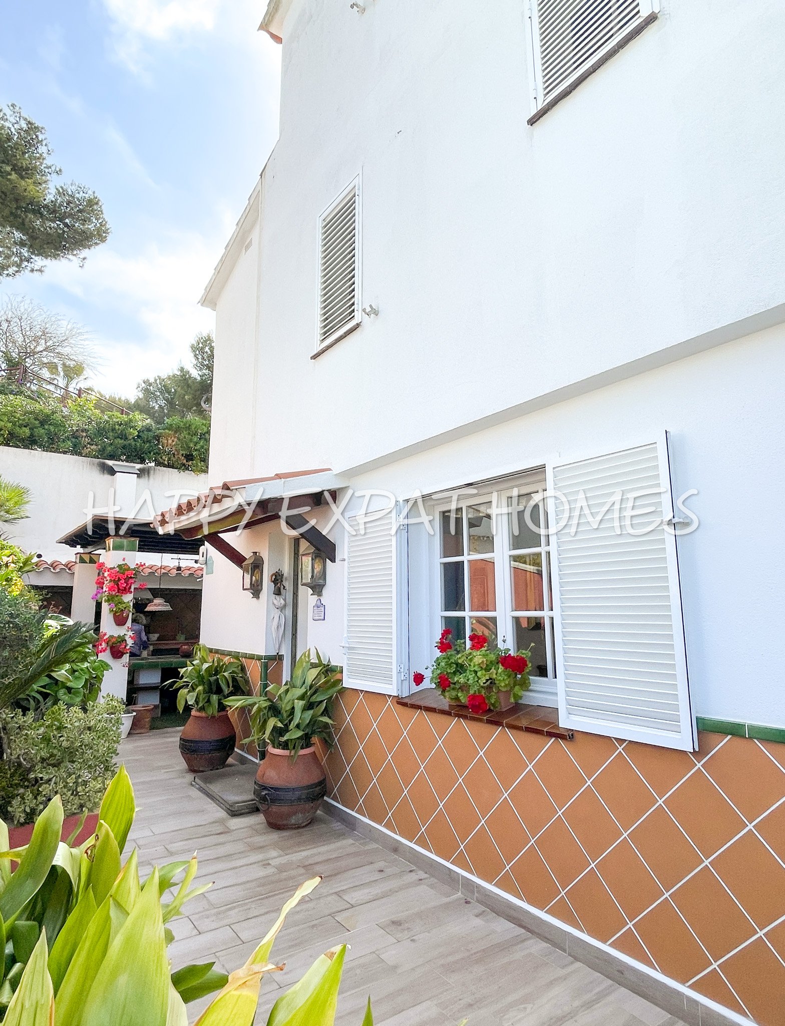 Verfügbar zur Langzeitmiete ab November 2025, befindet sich dieses wunderbare Doppelhaus in Vallpineda nur 5 Autominuten vom Zentrum Sitges und seinen