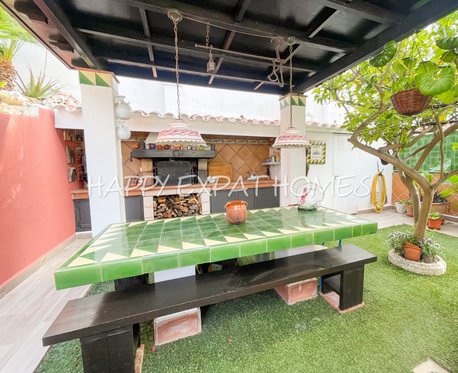 Verfügbar zur Langzeitmiete ab November 2025, befindet sich dieses wunderbare Doppelhaus in Vallpineda nur 5 Autominuten vom Zentrum Sitges und seinen