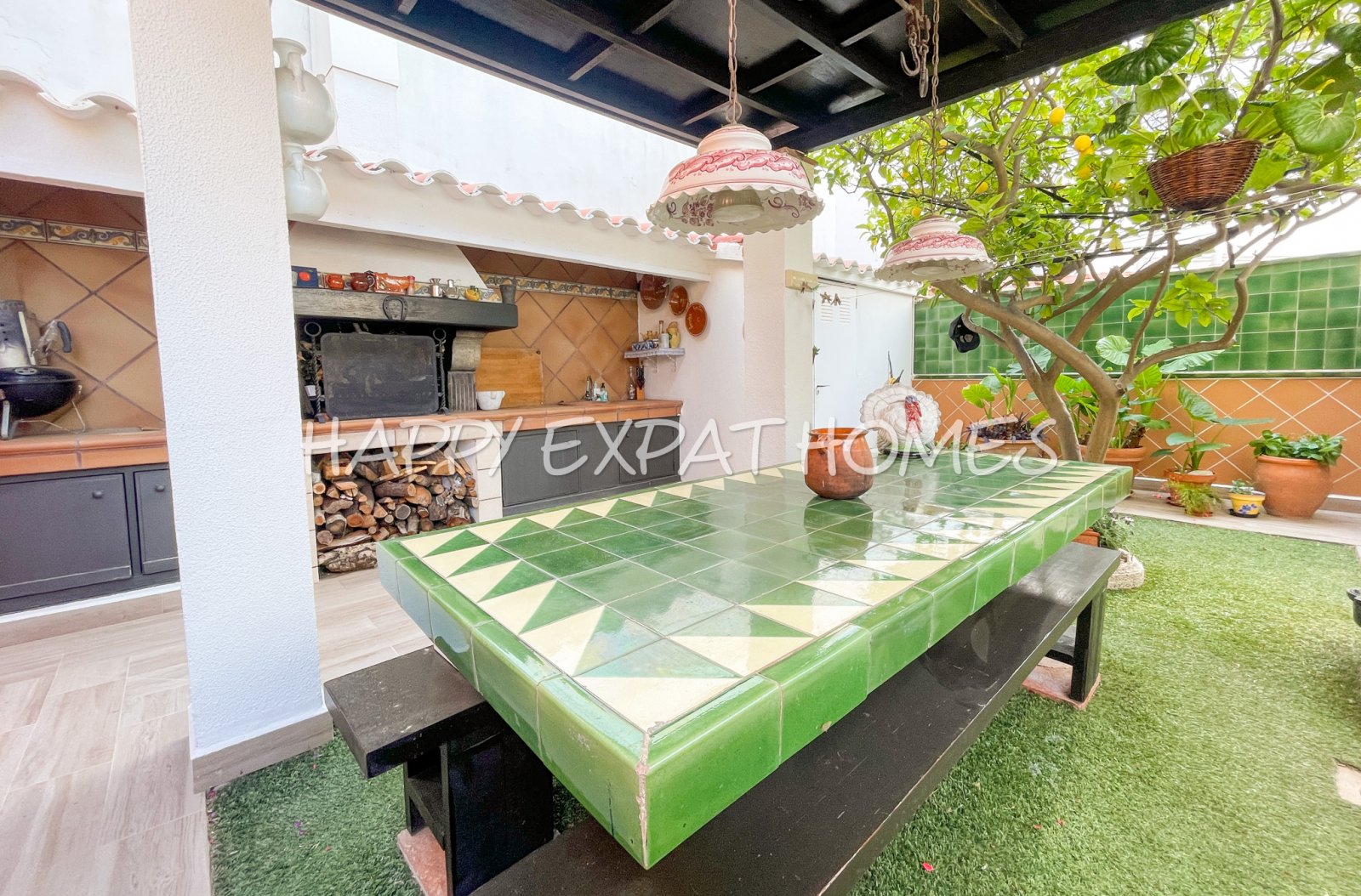 Verfügbar zur Langzeitmiete ab November 2025, befindet sich dieses wunderbare Doppelhaus in Vallpineda nur 5 Autominuten vom Zentrum Sitges und seinen