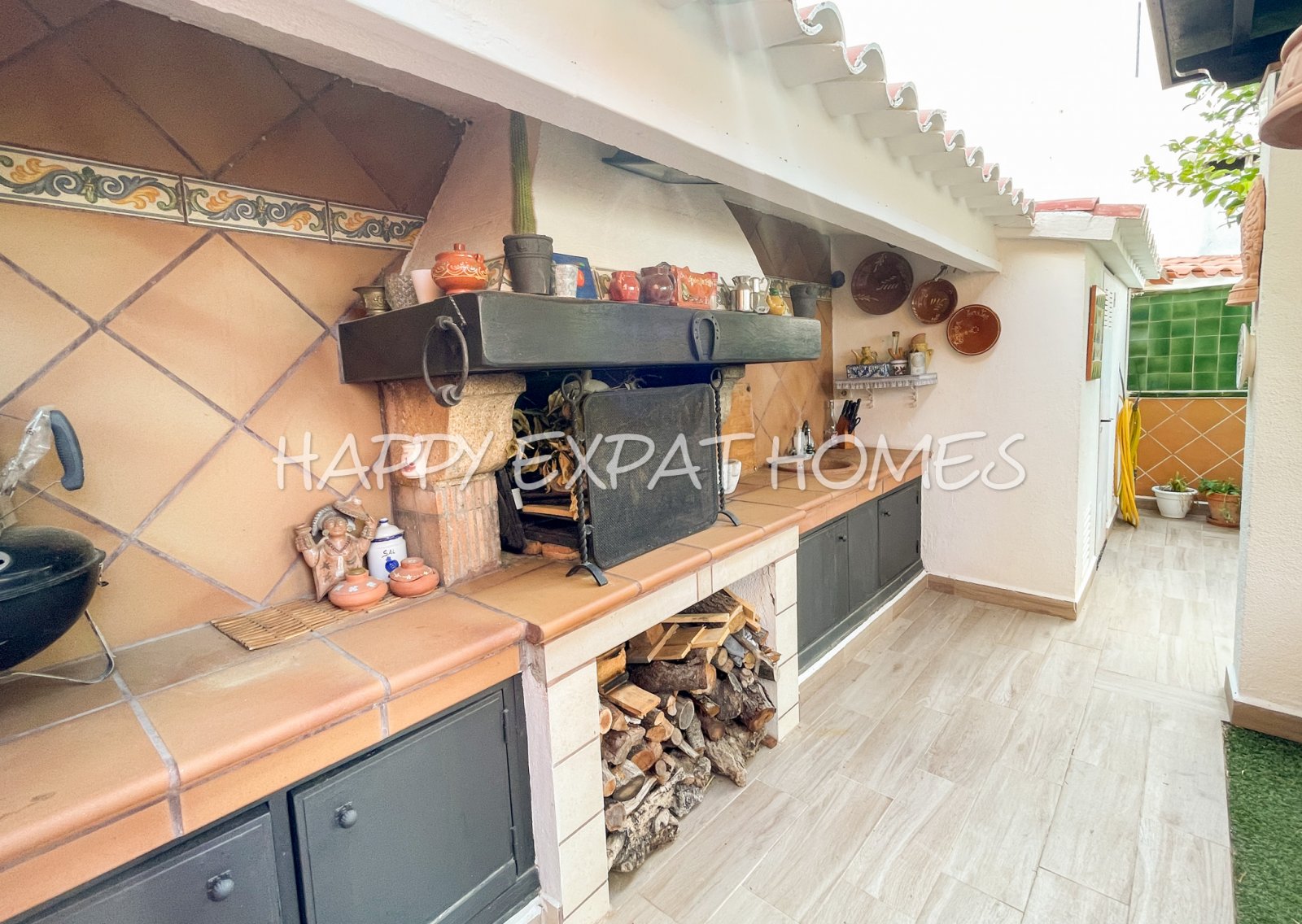 Verfügbar zur Langzeitmiete ab November 2025, befindet sich dieses wunderbare Doppelhaus in Vallpineda nur 5 Autominuten vom Zentrum Sitges und seinen