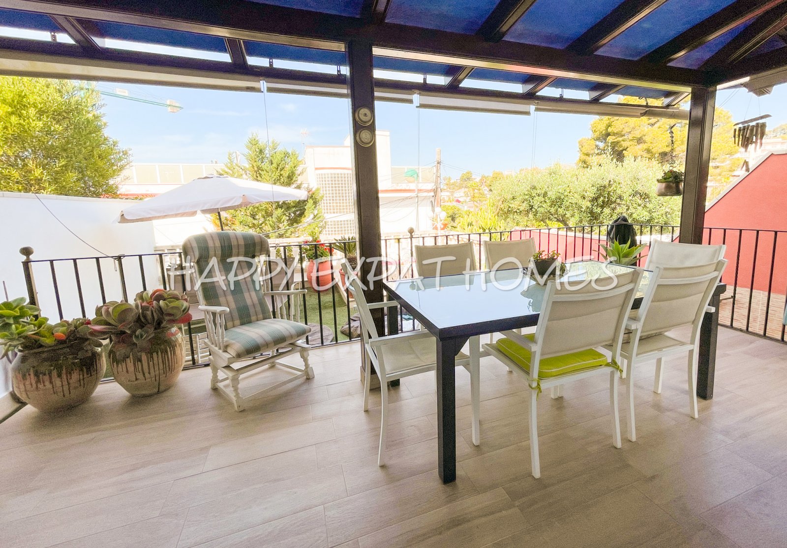 Verfügbar zur Langzeitmiete ab November 2025, befindet sich dieses wunderbare Doppelhaus in Vallpineda nur 5 Autominuten vom Zentrum Sitges und seinen