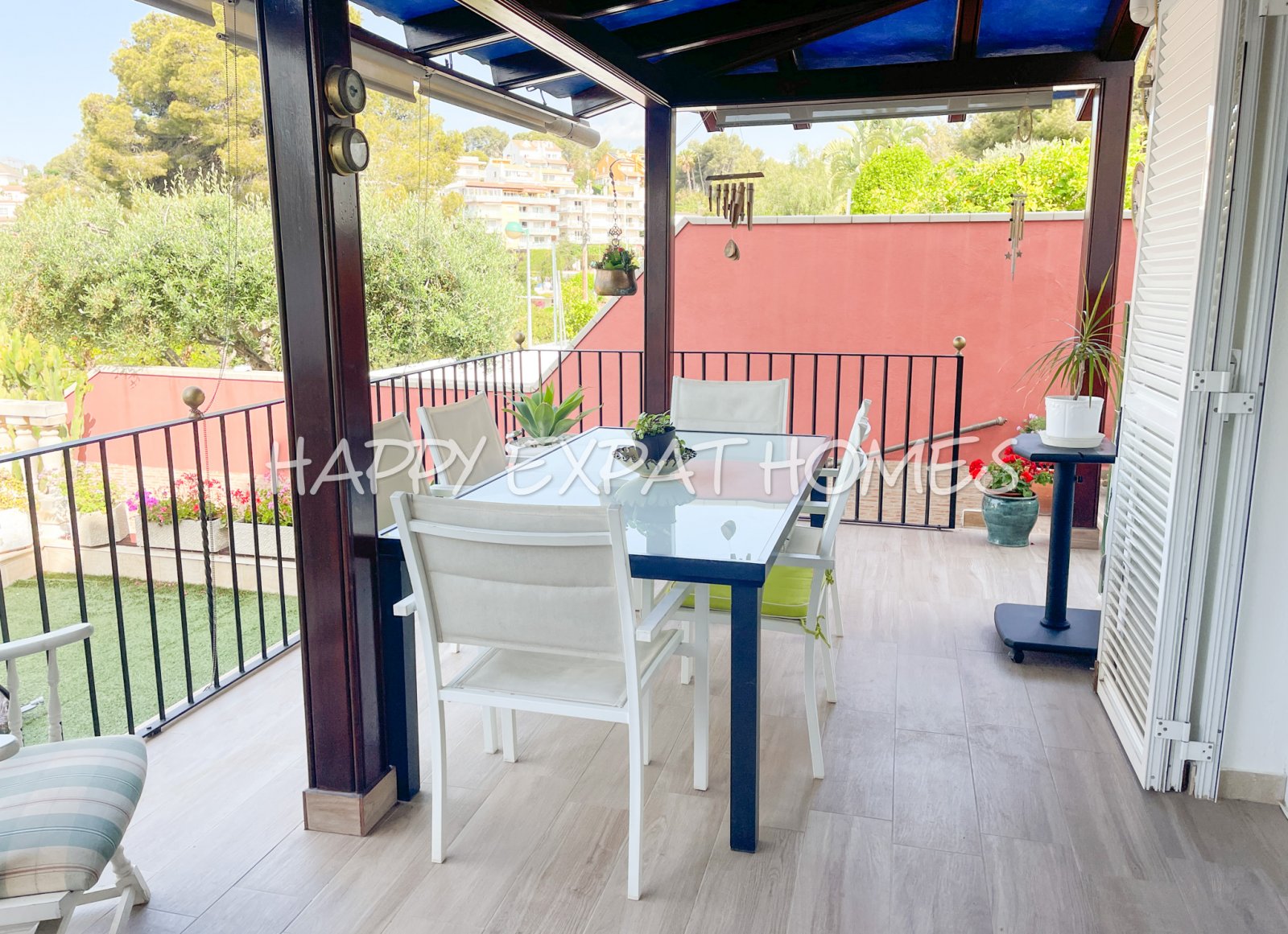 Verfügbar zur Langzeitmiete ab November 2025, befindet sich dieses wunderbare Doppelhaus in Vallpineda nur 5 Autominuten vom Zentrum Sitges und seinen