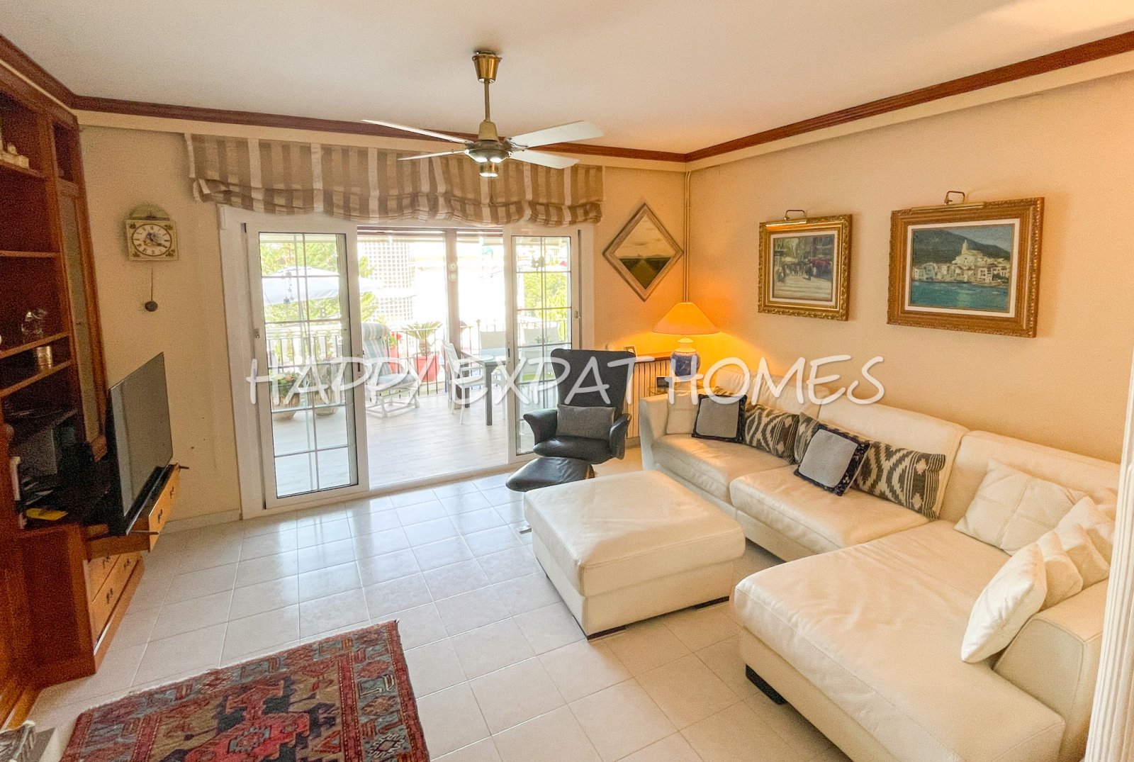 Verfügbar zur Langzeitmiete ab November 2025, befindet sich dieses wunderbare Doppelhaus in Vallpineda nur 5 Autominuten vom Zentrum Sitges und seinen