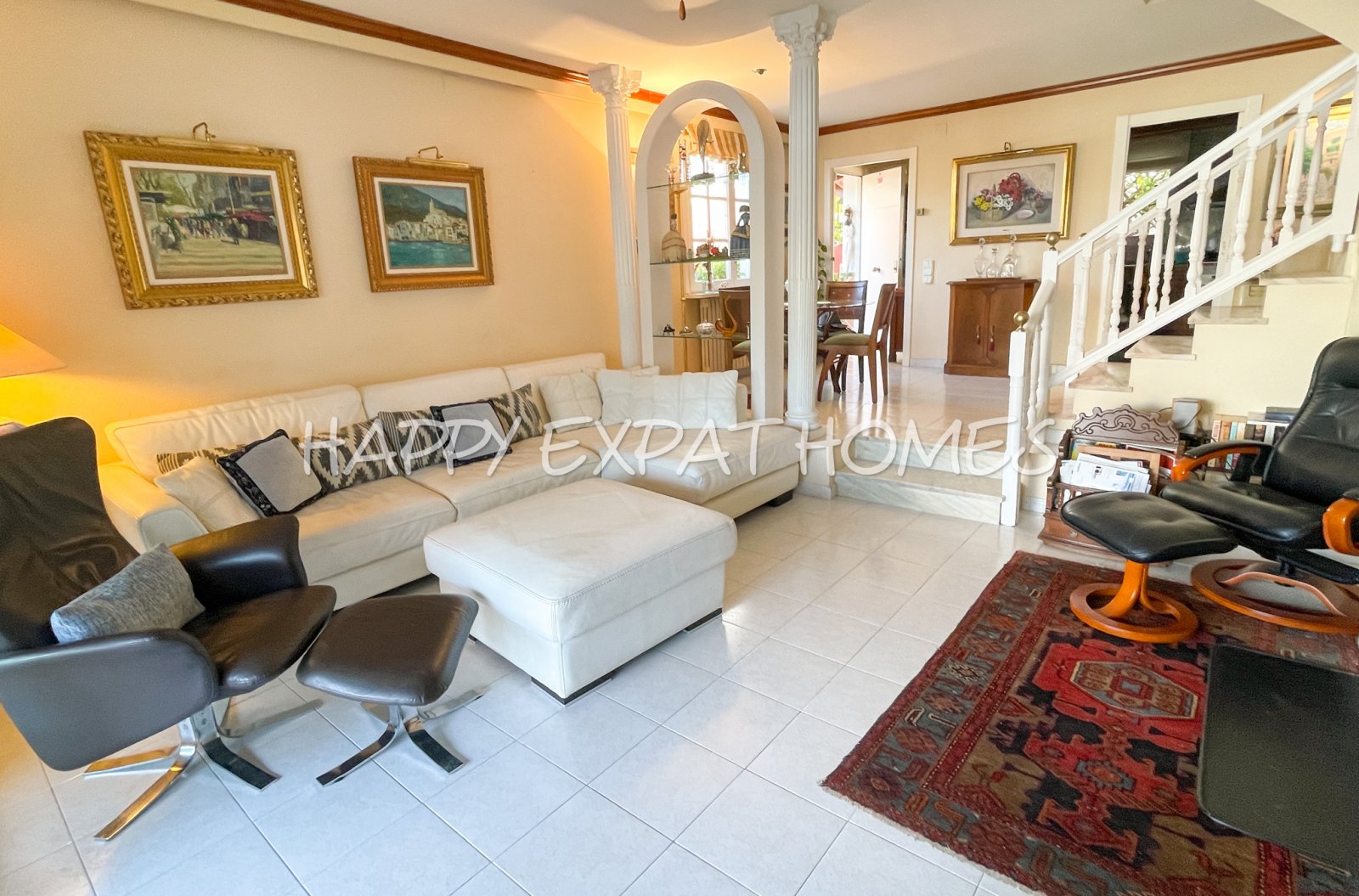 Verfügbar zur Langzeitmiete ab November 2025, befindet sich dieses wunderbare Doppelhaus in Vallpineda nur 5 Autominuten vom Zentrum Sitges und seinen