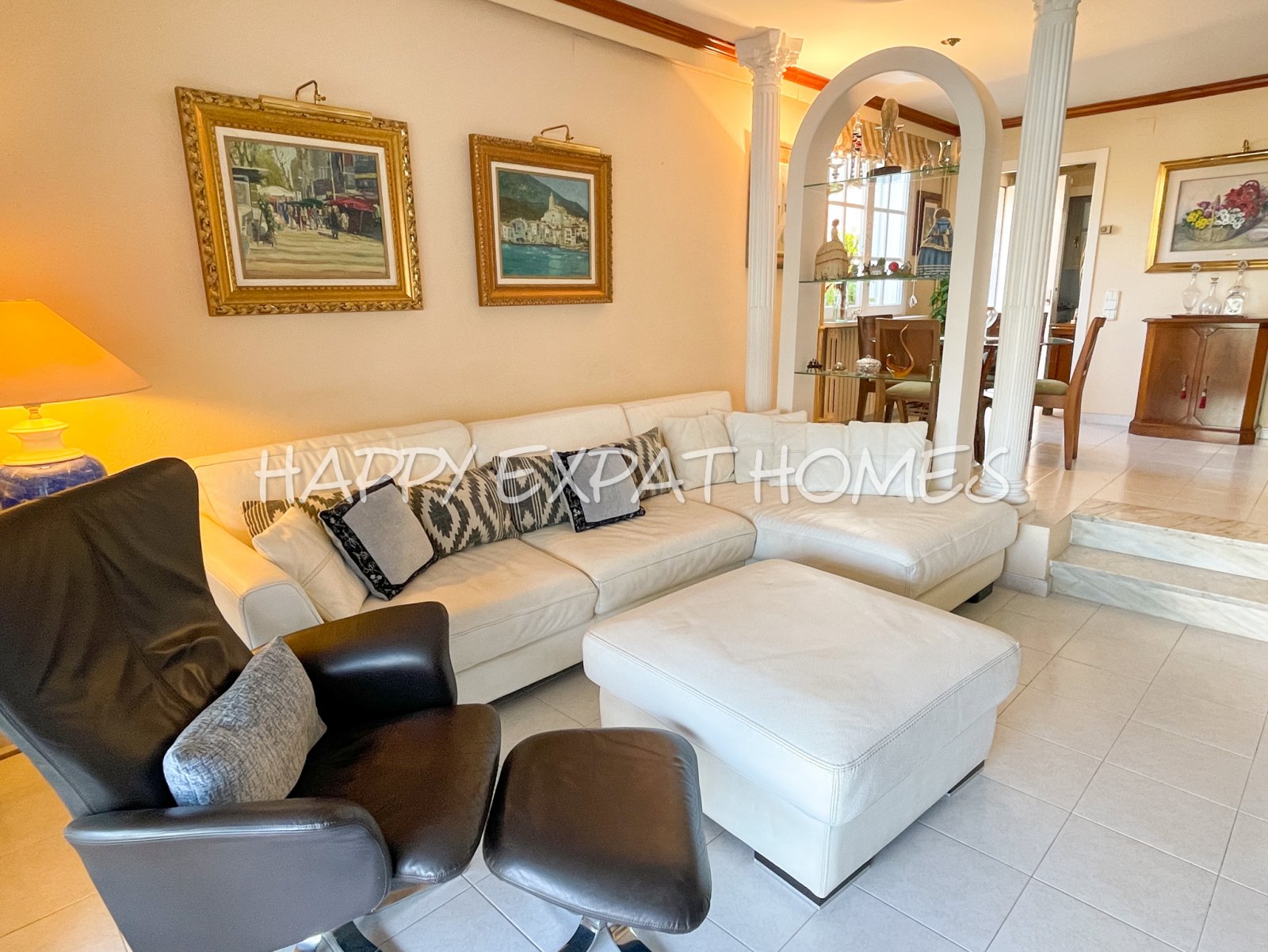 Verfügbar zur Langzeitmiete ab November 2025, befindet sich dieses wunderbare Doppelhaus in Vallpineda nur 5 Autominuten vom Zentrum Sitges und seinen