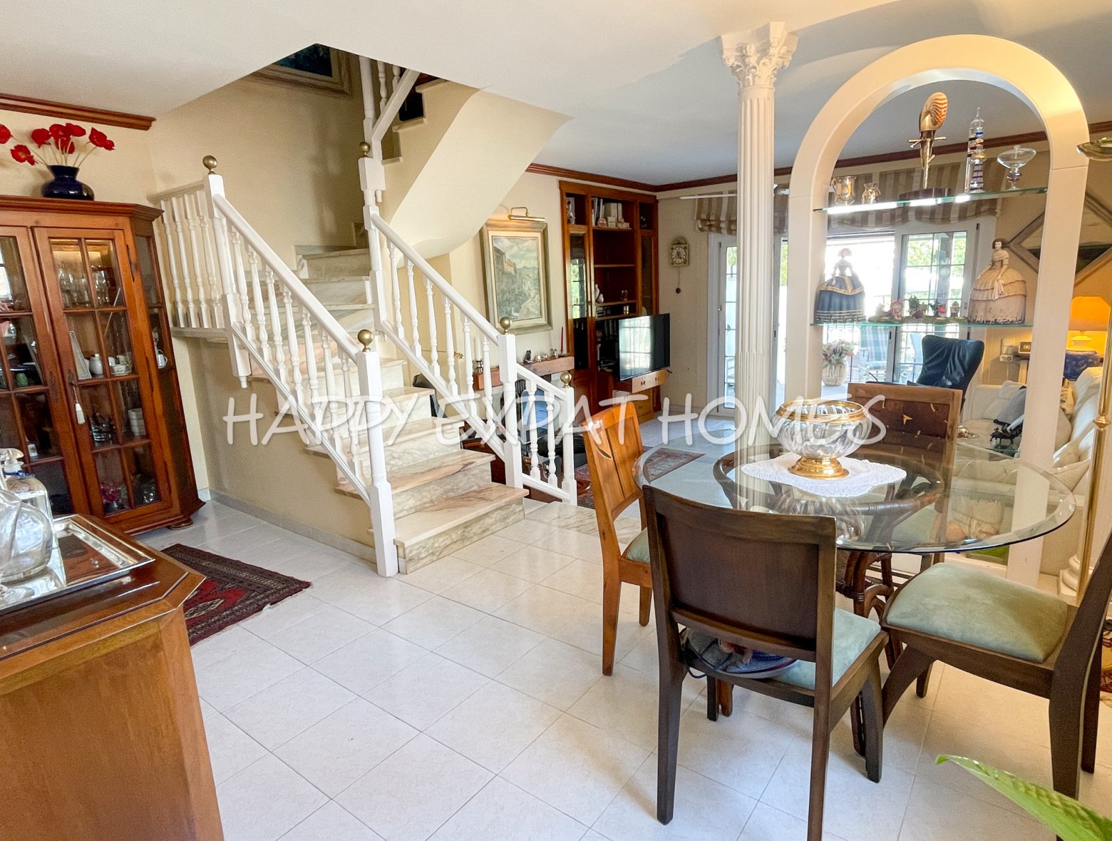 Verfügbar zur Langzeitmiete ab November 2025, befindet sich dieses wunderbare Doppelhaus in Vallpineda nur 5 Autominuten vom Zentrum Sitges und seinen