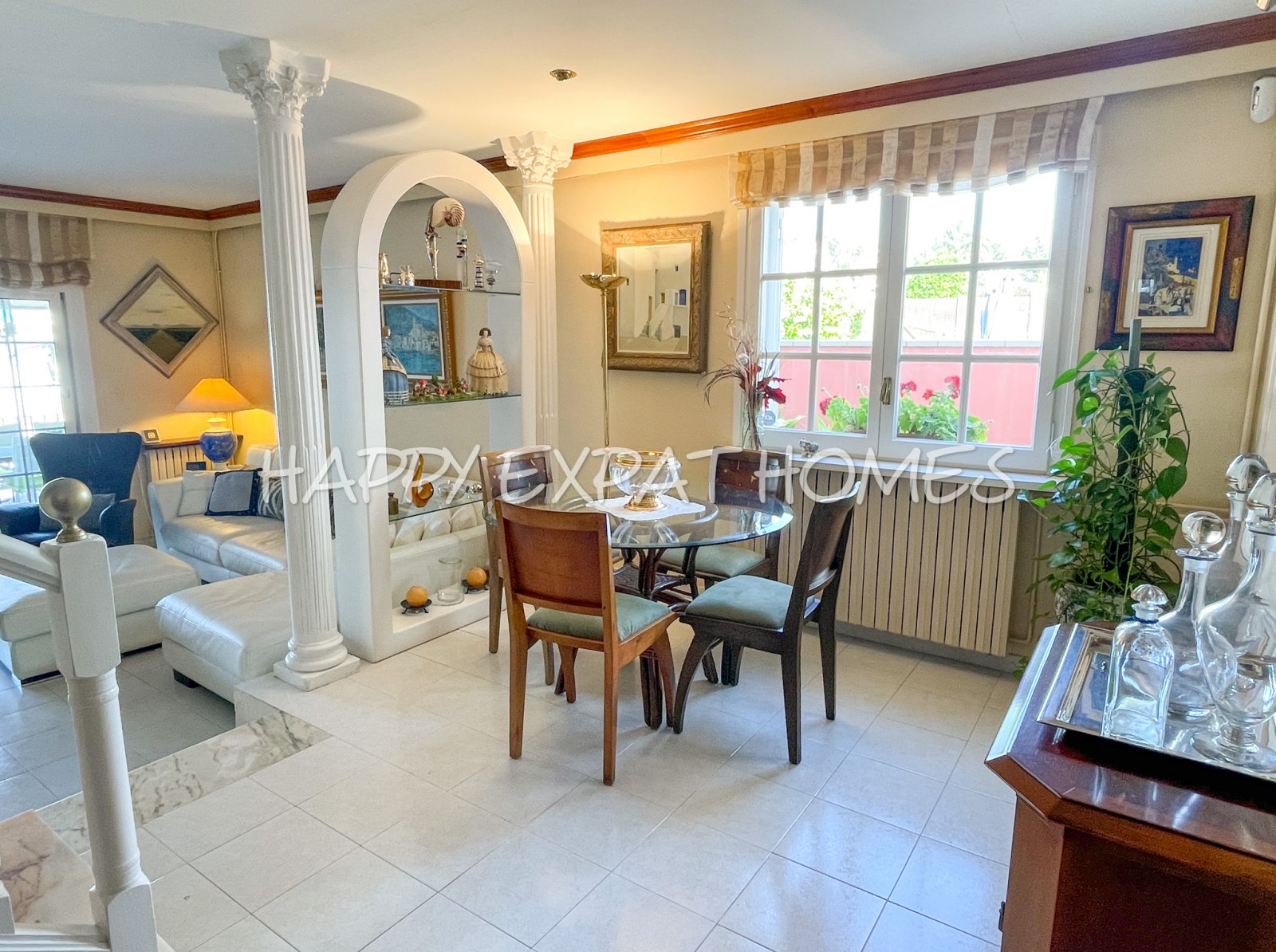 Verfügbar zur Langzeitmiete ab November 2025, befindet sich dieses wunderbare Doppelhaus in Vallpineda nur 5 Autominuten vom Zentrum Sitges und seinen