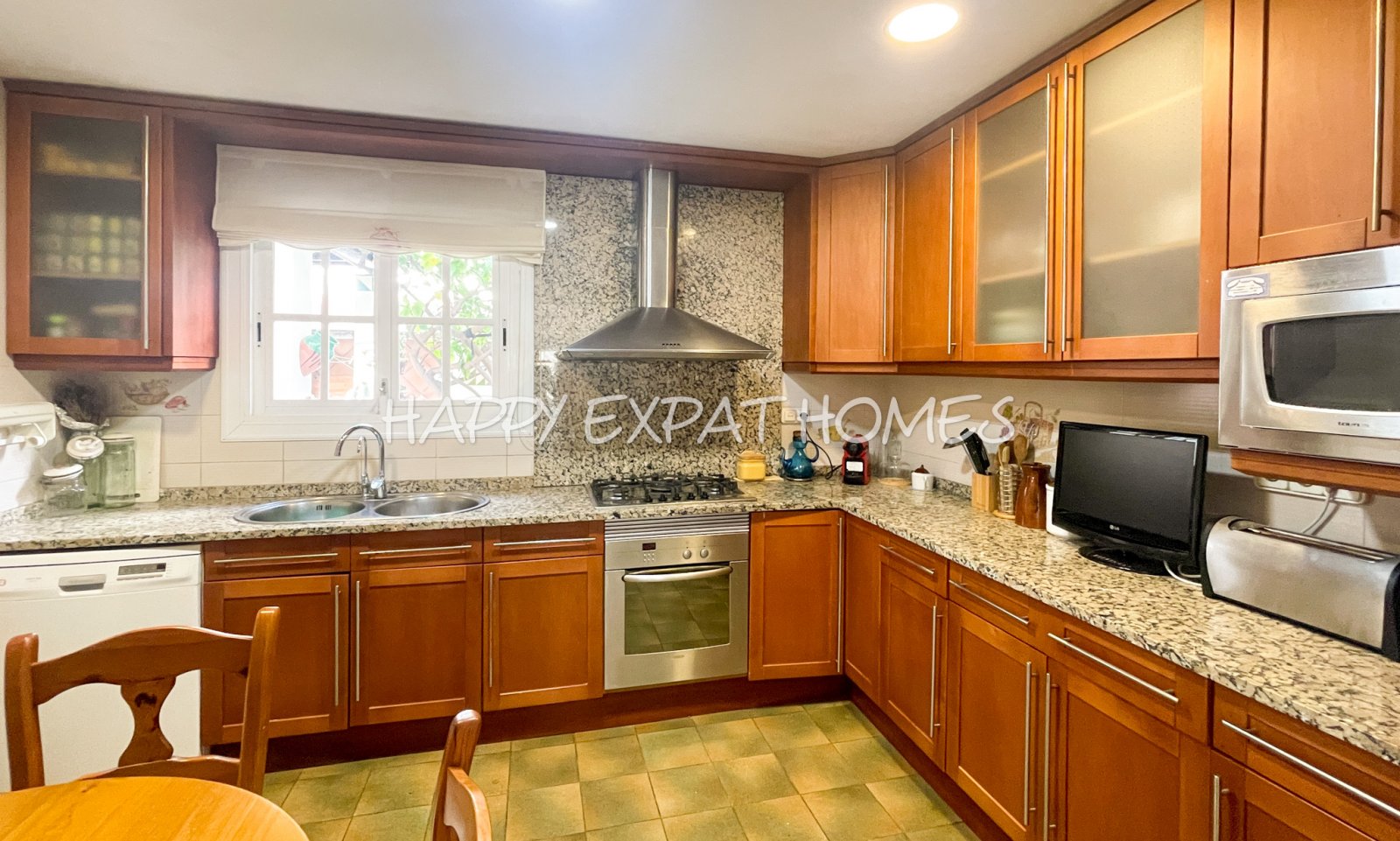 Verfügbar zur Langzeitmiete ab November 2025, befindet sich dieses wunderbare Doppelhaus in Vallpineda nur 5 Autominuten vom Zentrum Sitges und seinen