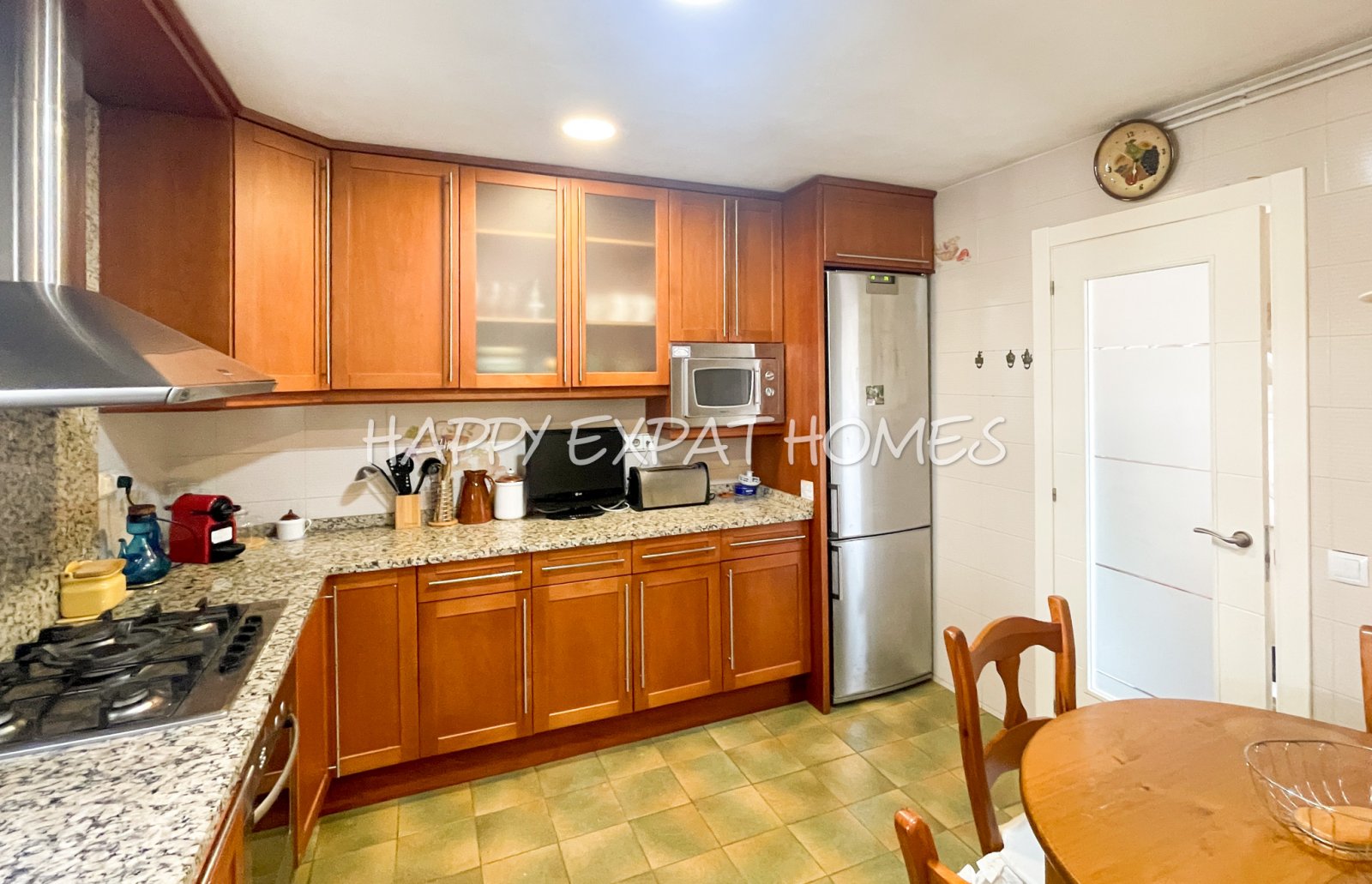 Verfügbar zur Langzeitmiete ab November 2025, befindet sich dieses wunderbare Doppelhaus in Vallpineda nur 5 Autominuten vom Zentrum Sitges und seinen