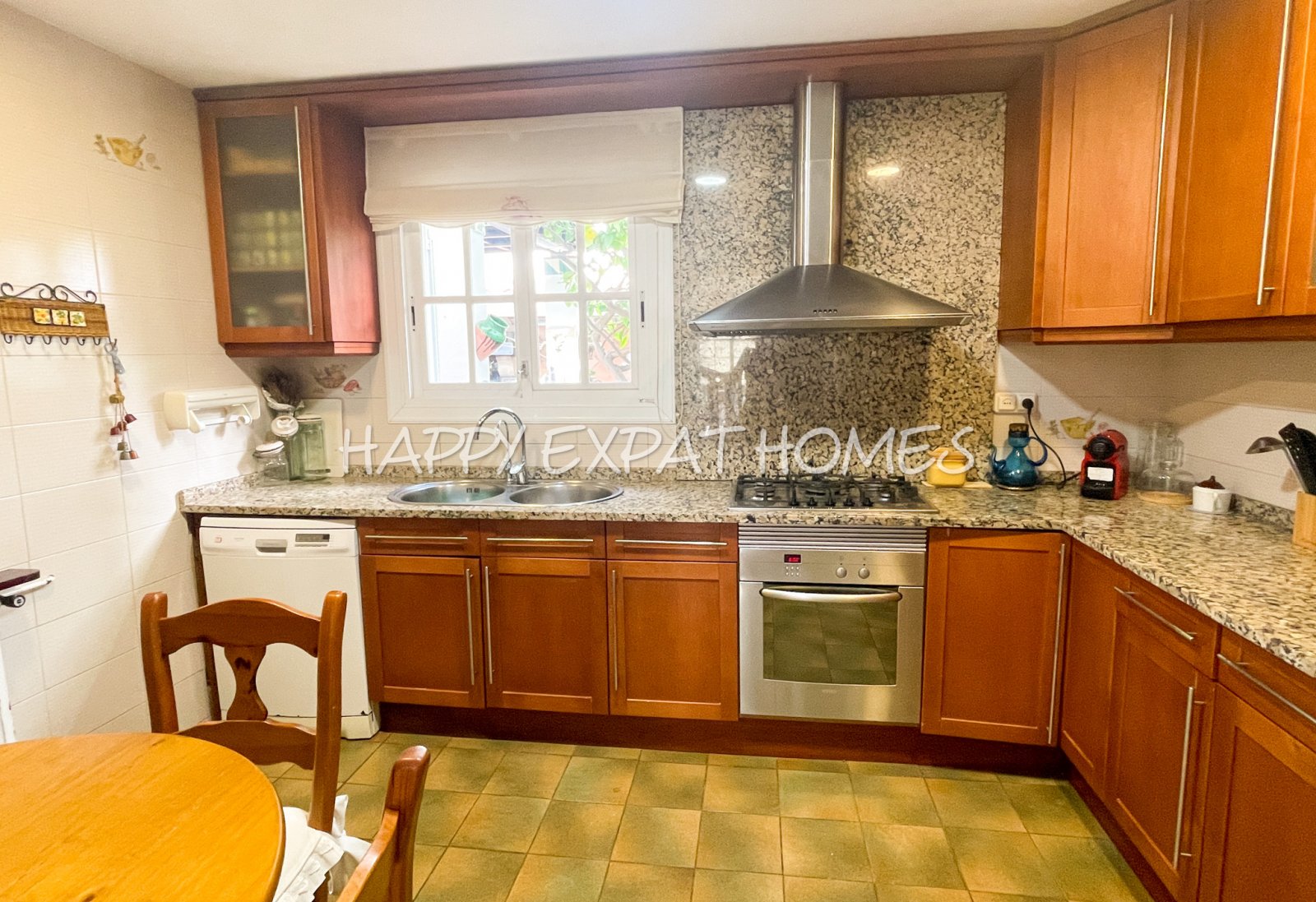 Verfügbar zur Langzeitmiete ab November 2025, befindet sich dieses wunderbare Doppelhaus in Vallpineda nur 5 Autominuten vom Zentrum Sitges und seinen