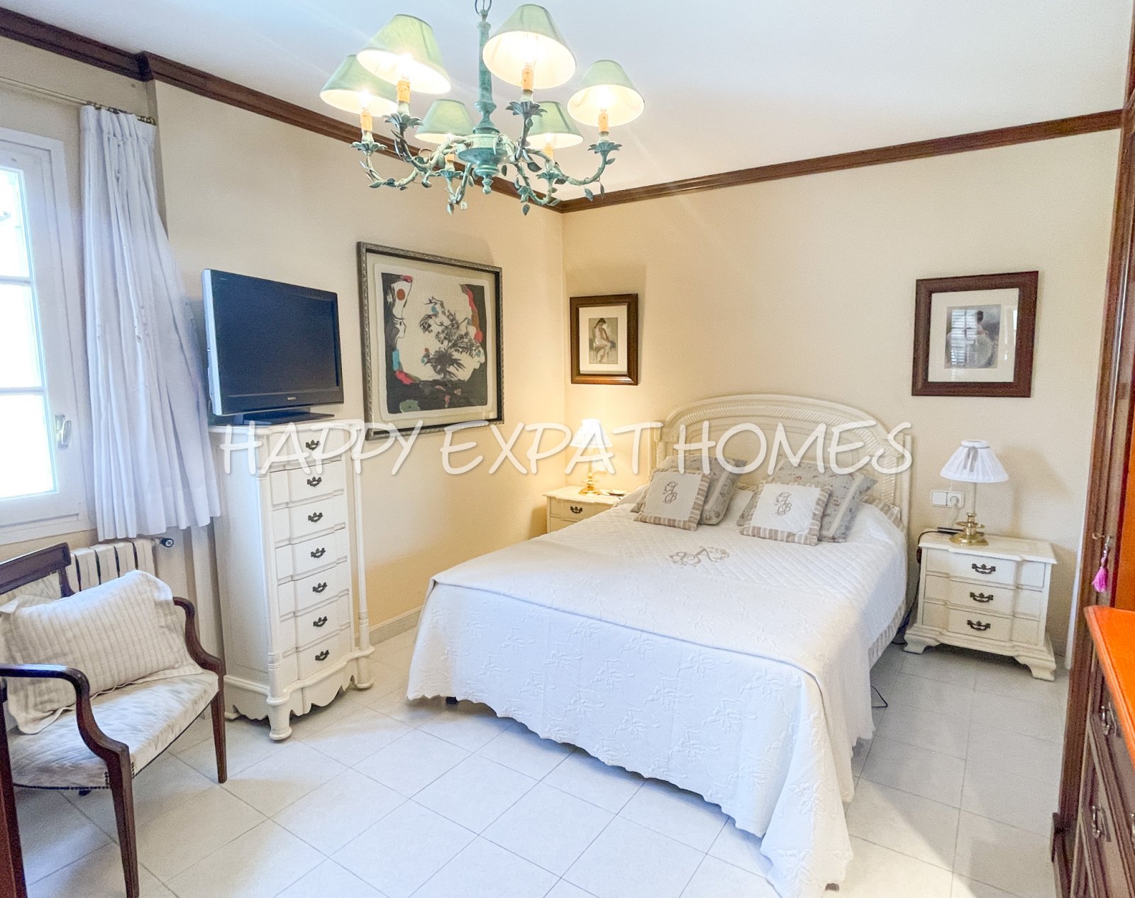 Verfügbar zur Langzeitmiete ab November 2025, befindet sich dieses wunderbare Doppelhaus in Vallpineda nur 5 Autominuten vom Zentrum Sitges und seinen