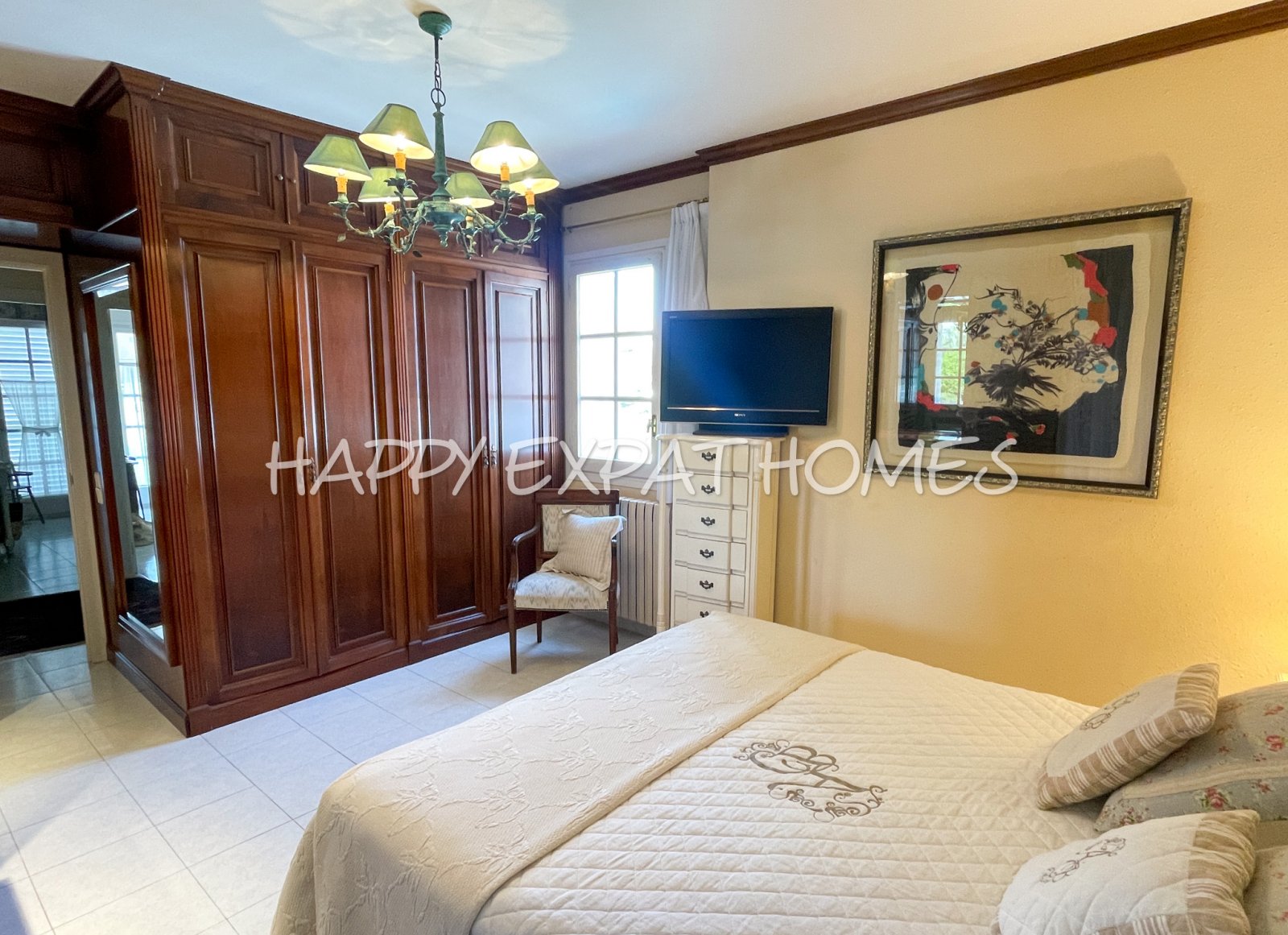 Verfügbar zur Langzeitmiete ab November 2025, befindet sich dieses wunderbare Doppelhaus in Vallpineda nur 5 Autominuten vom Zentrum Sitges und seinen