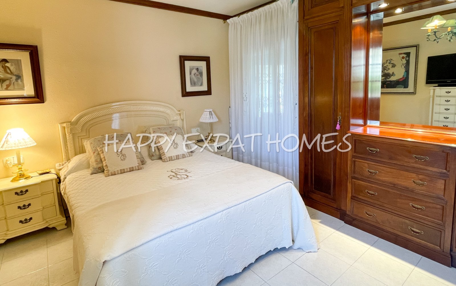 Verfügbar zur Langzeitmiete ab November 2025, befindet sich dieses wunderbare Doppelhaus in Vallpineda nur 5 Autominuten vom Zentrum Sitges und seinen